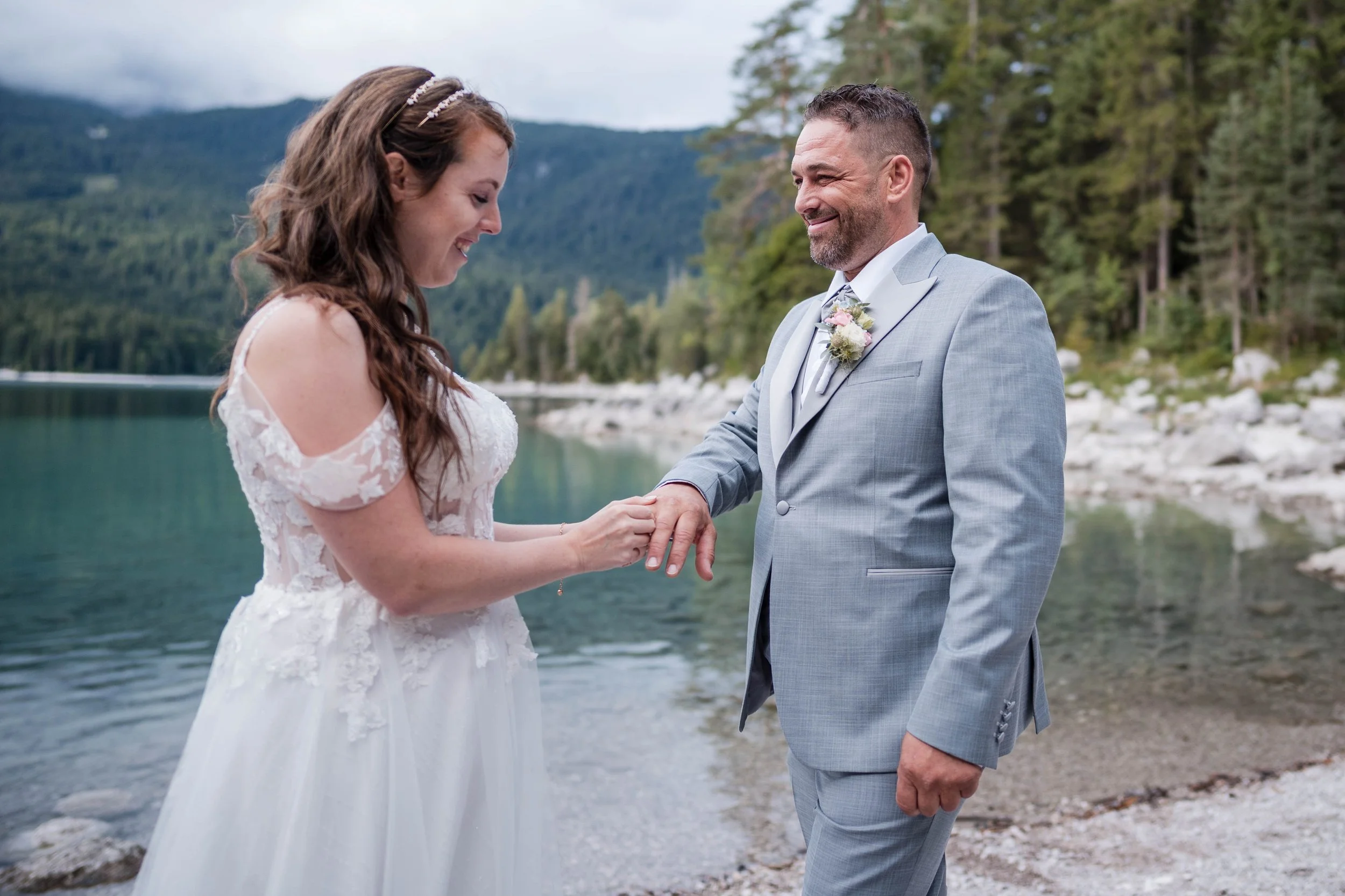 Brautpaar bei der freien Trauung am Eibsee mit Blick auf die Berge