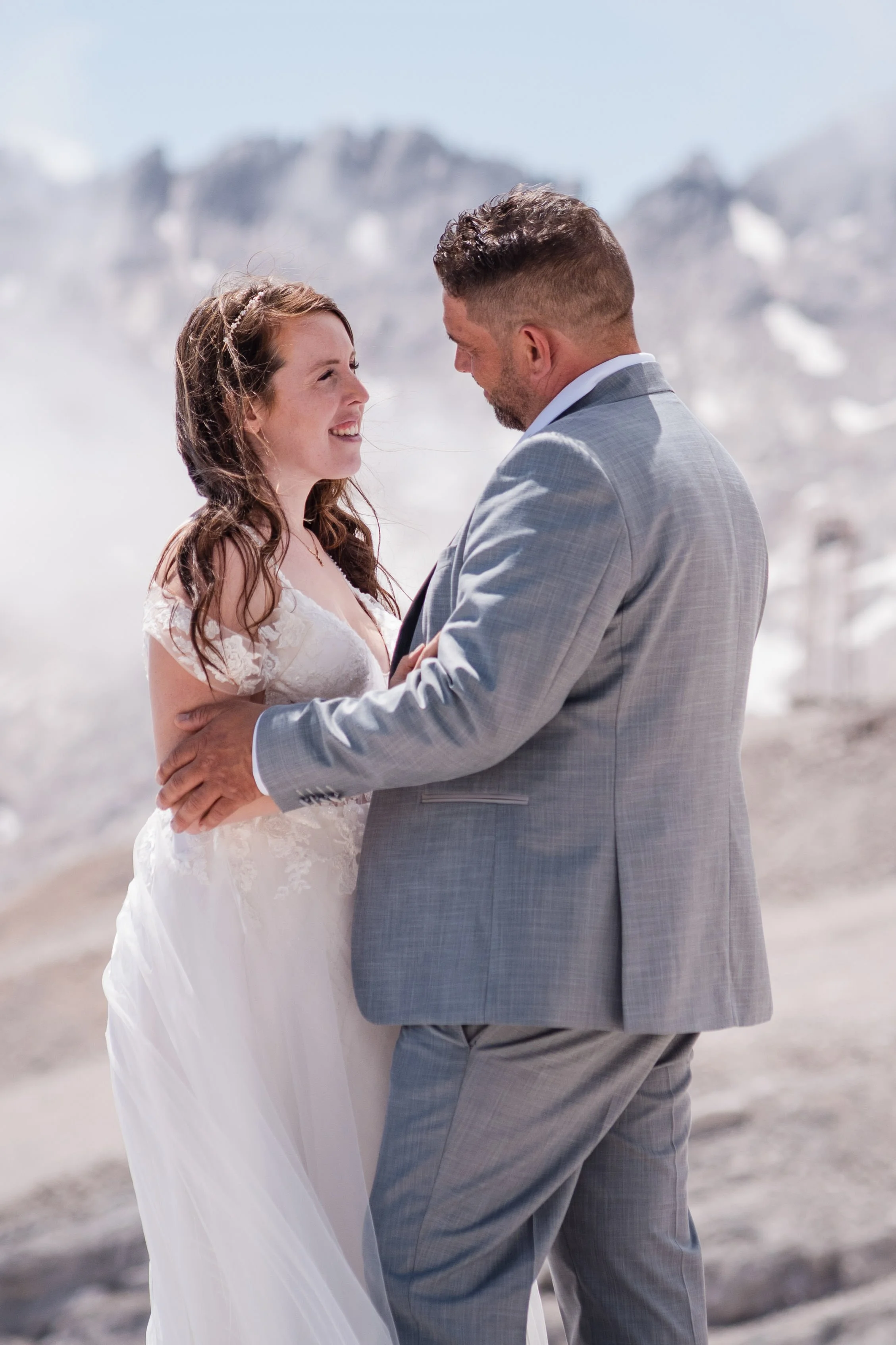 Brautpaar beim Paar-Shooting auf der Zugspitze mit Panoramablick