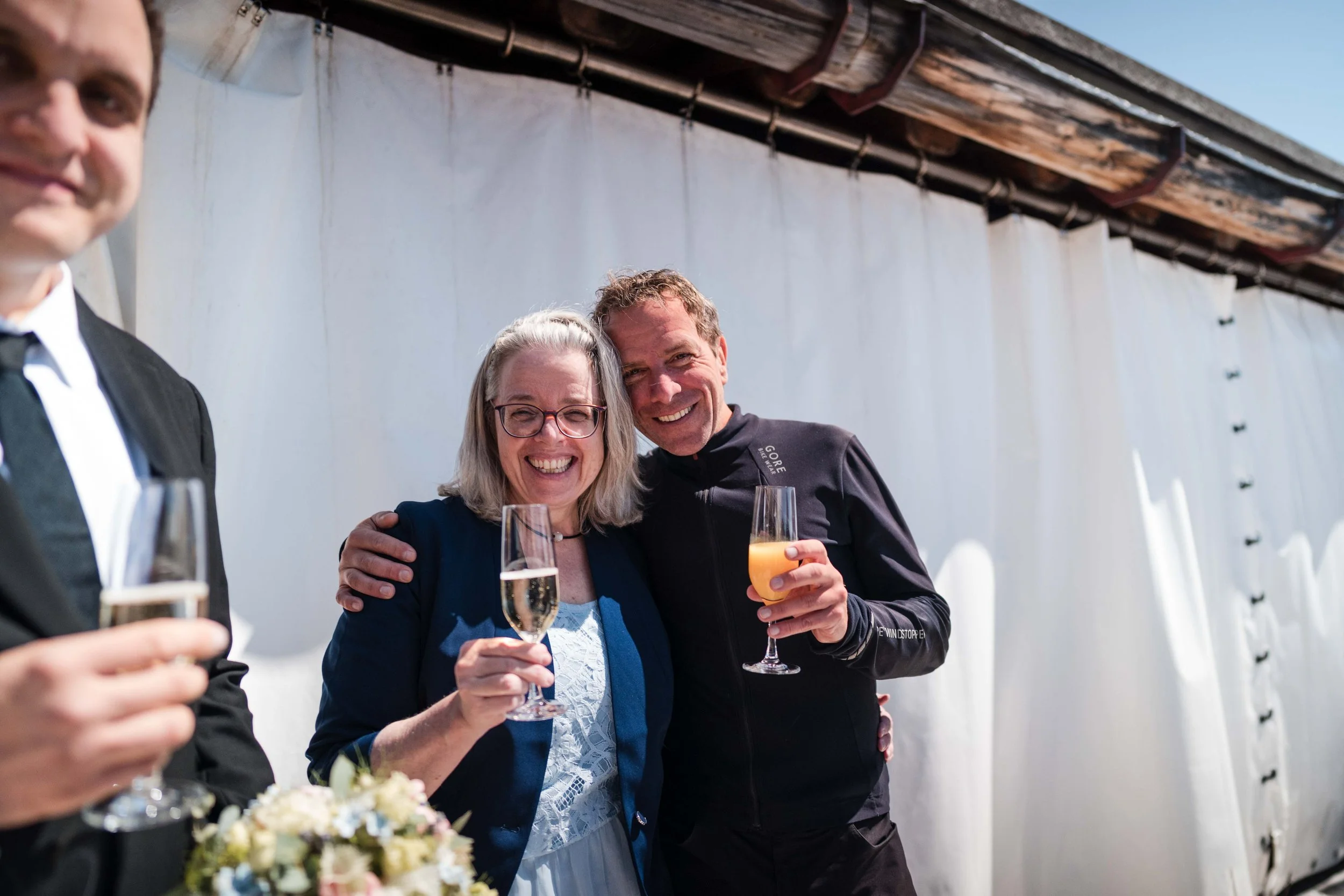 Brautpaar bei der standesamtlichen Trauung auf der Zugspitze