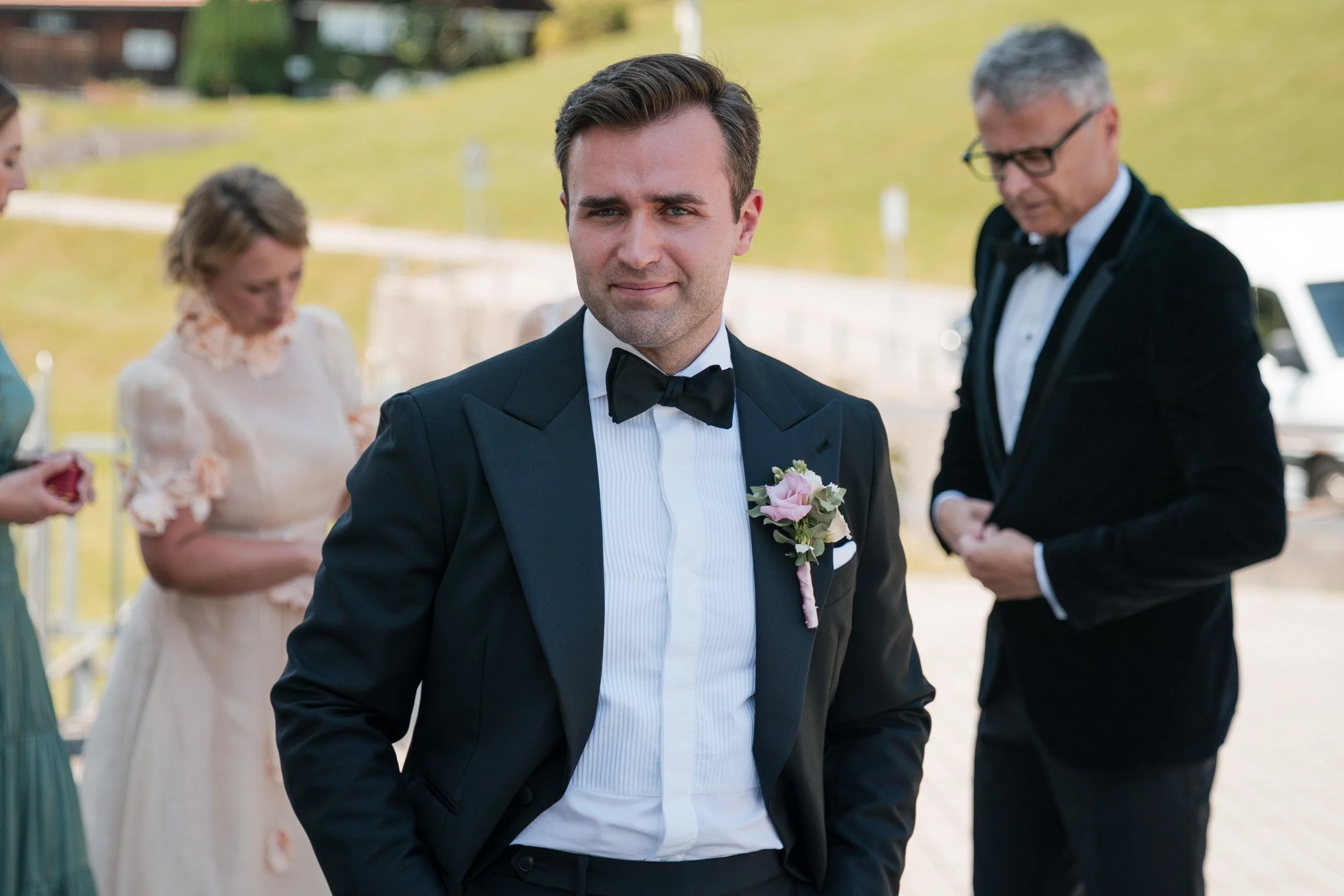 Junge Mann in formeller Hochzeitskleidung mit Brustblume auf Outfits bei einer Hochzeitszeremonie.
