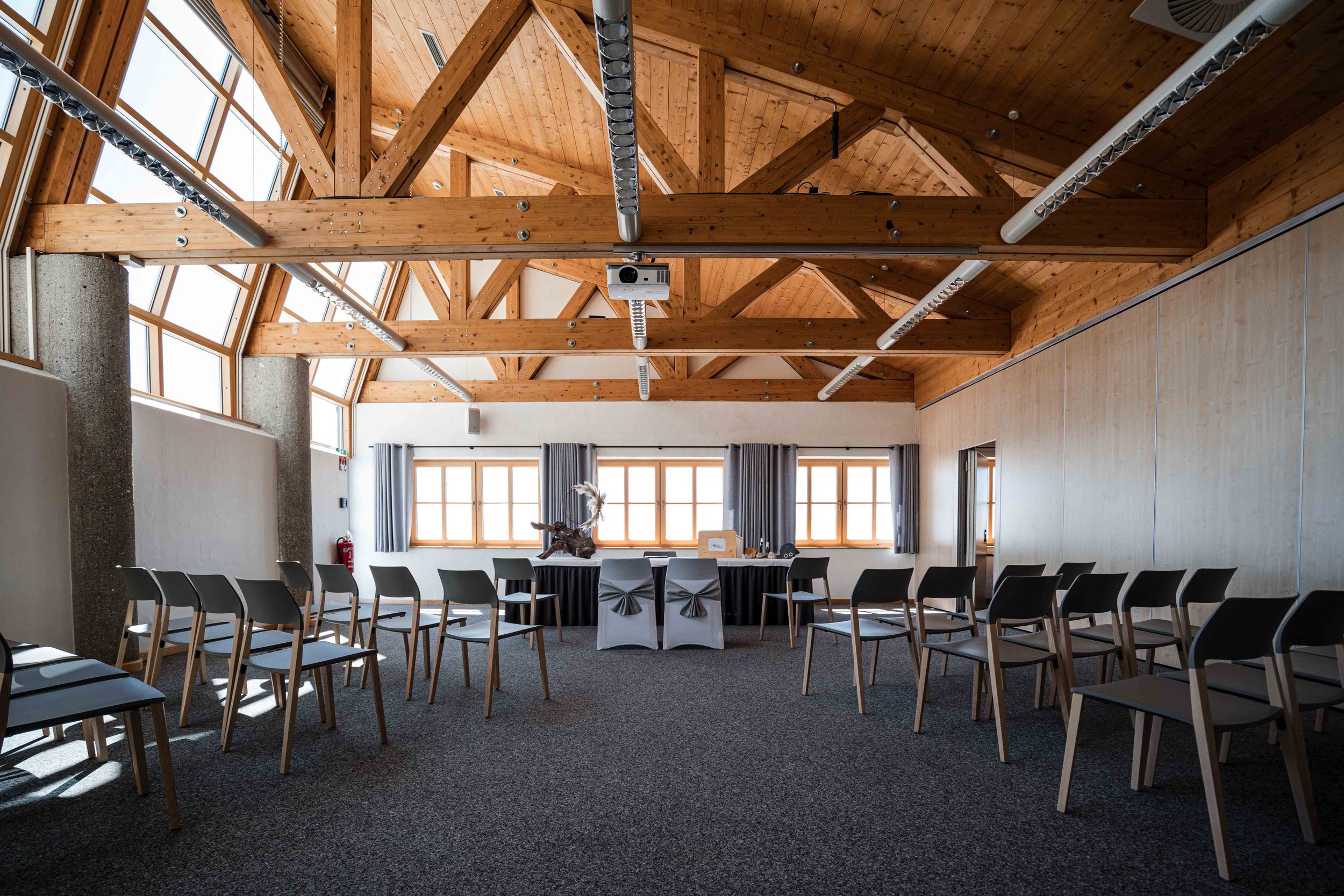 Brautpaar bei der standesamtlichen Trauung auf der Zugspitze