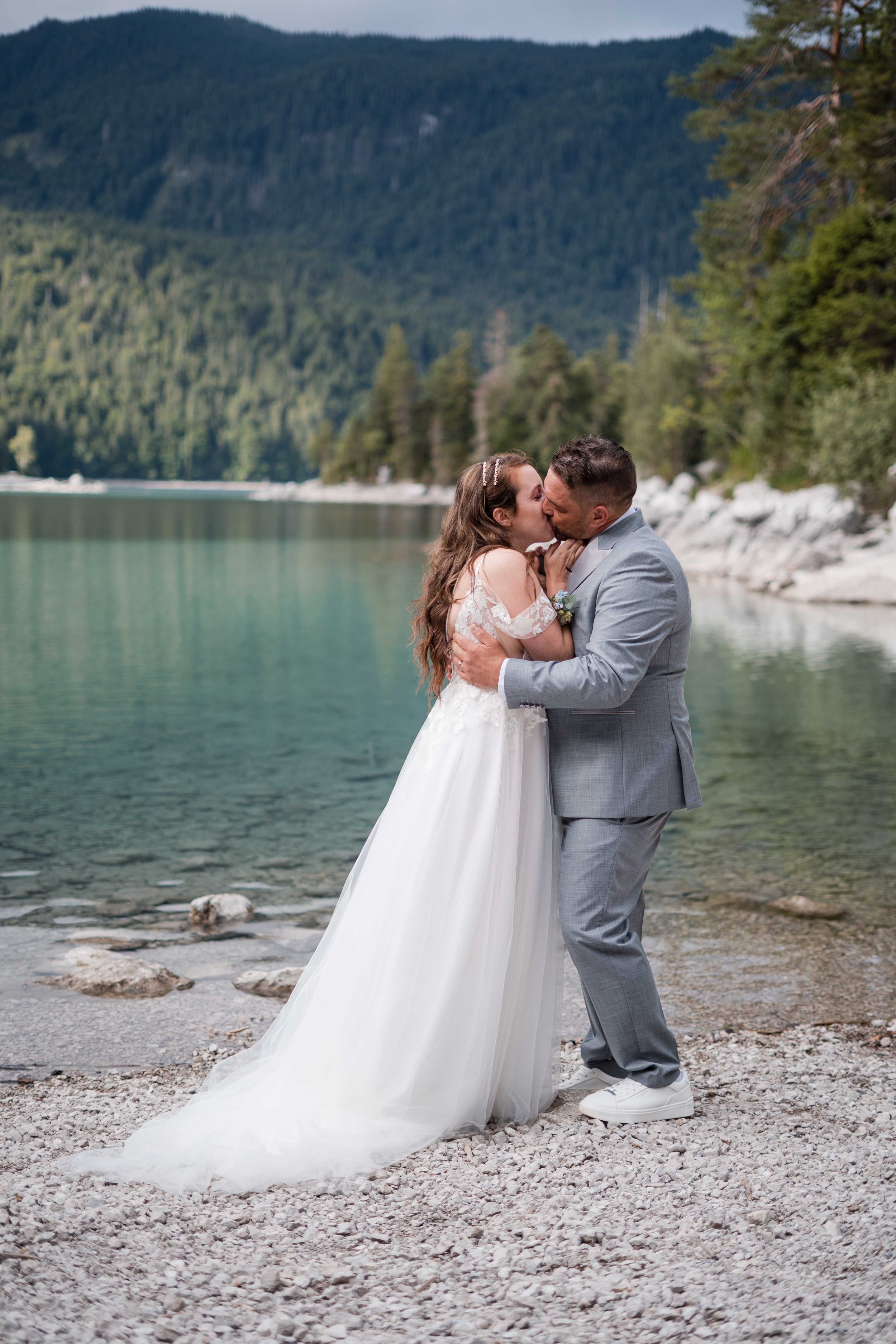 Brautpaar bei der freien Trauung am Eibsee mit Blick auf die Berge