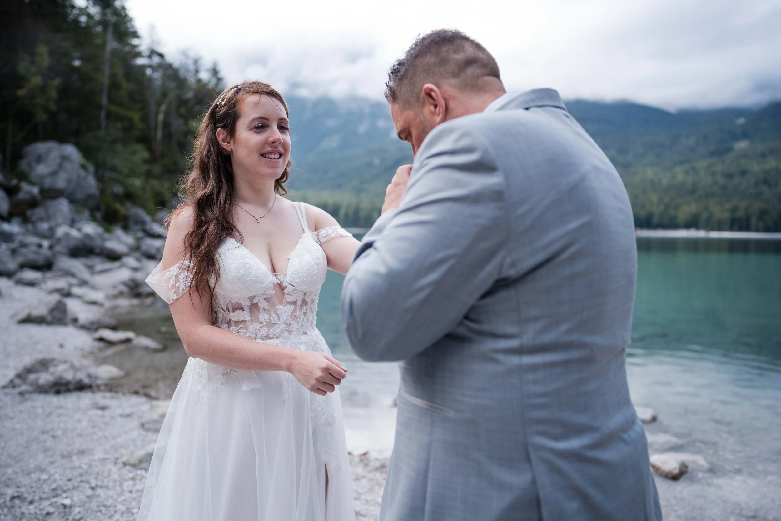 Brautpaar bei der freien Trauung am Eibsee mit Blick auf die Berge