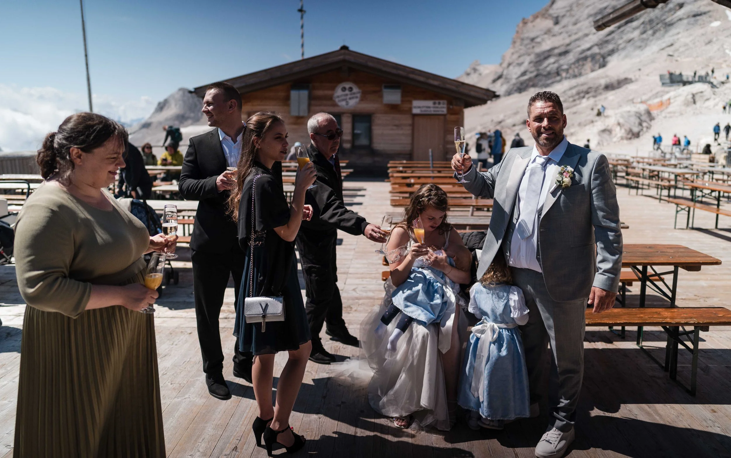 Brautpaar bei der standesamtlichen Trauung auf der Zugspitze