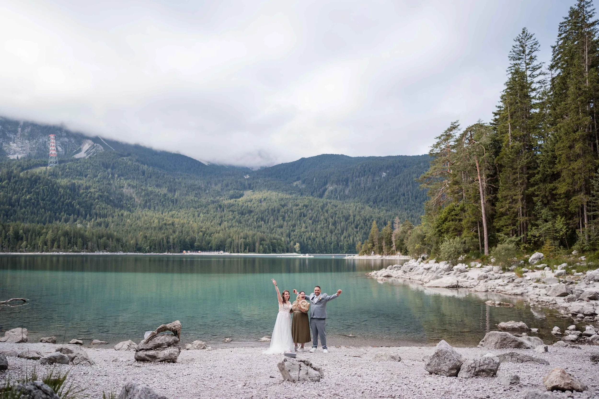 Brautpaar bei der freien Trauung am Eibsee mit Blick auf die Berge