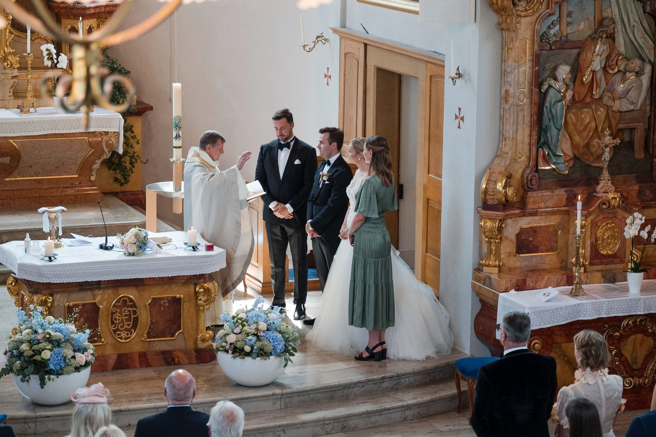 Heirat in einer Kirche mit einem Priester, Brautpaar, Trauzeugen und Gästen, festliche und elegante Atmosphäre