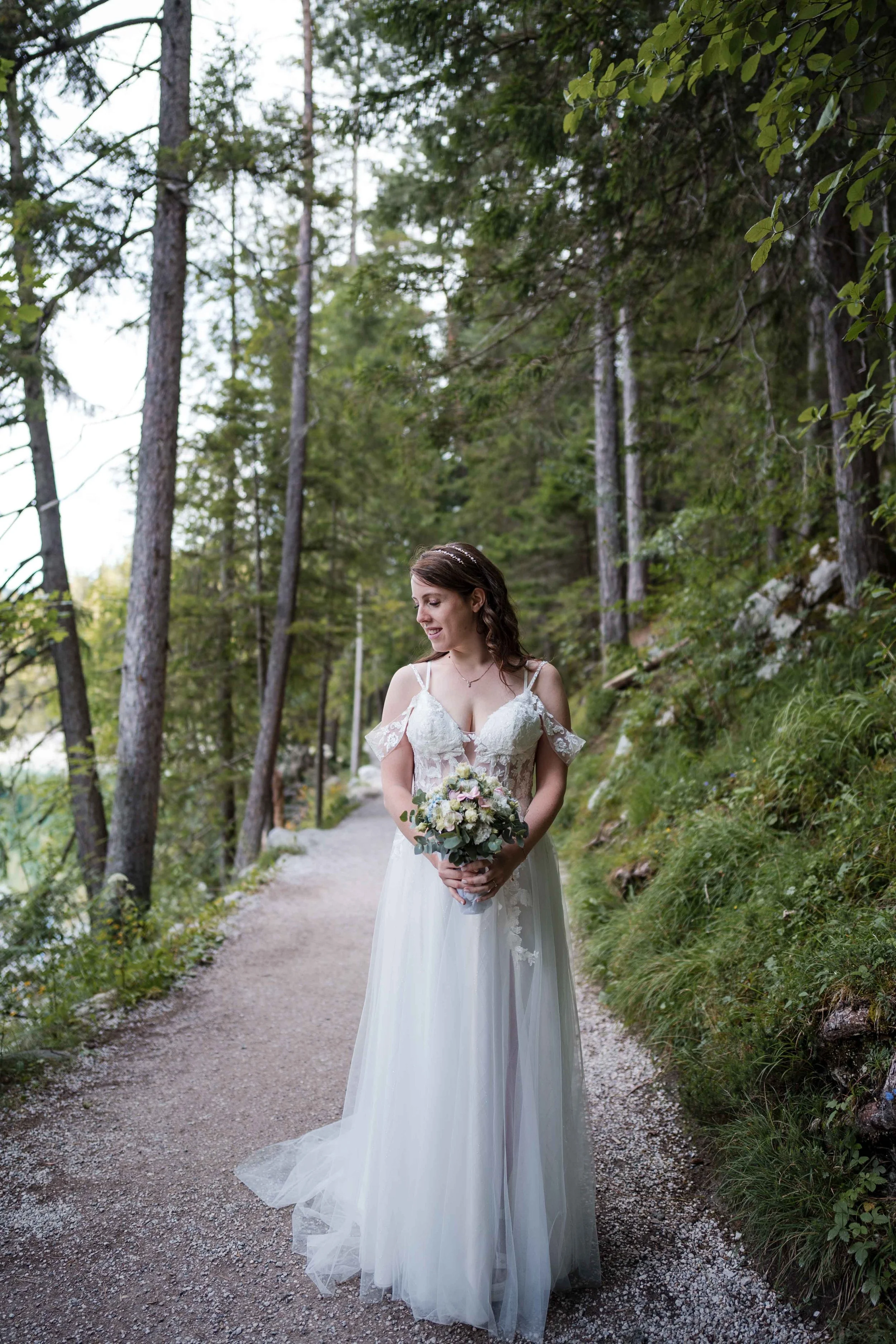 Brautpaar bei der freien Trauung am Eibsee mit Blick auf die Berge