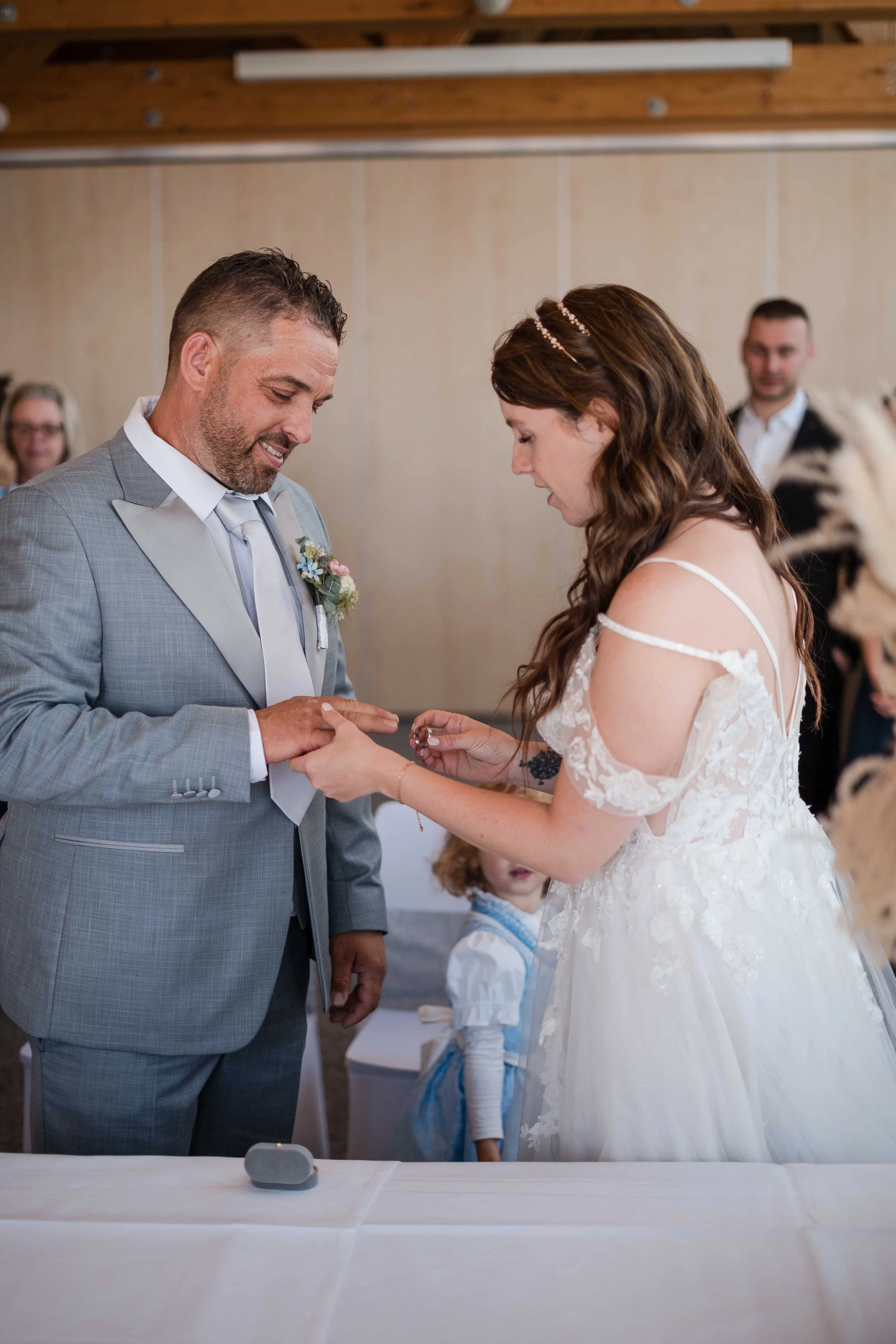 Brautpaar bei der standesamtlichen Trauung auf der Zugspitze
