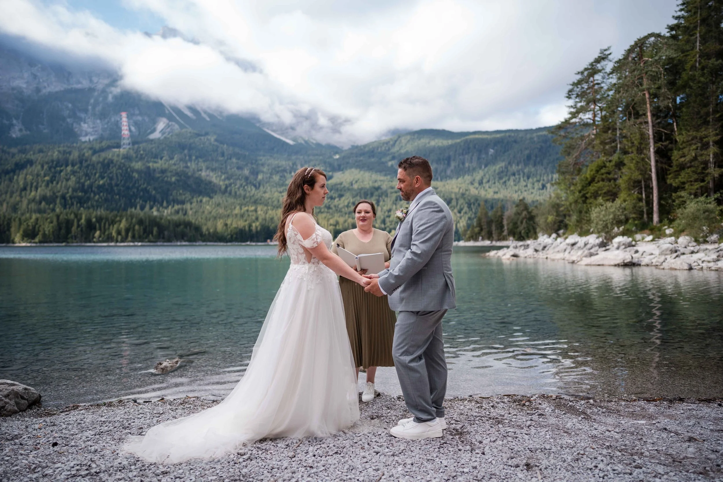Brautpaar bei der freien Trauung am Eibsee mit Blick auf die Berge