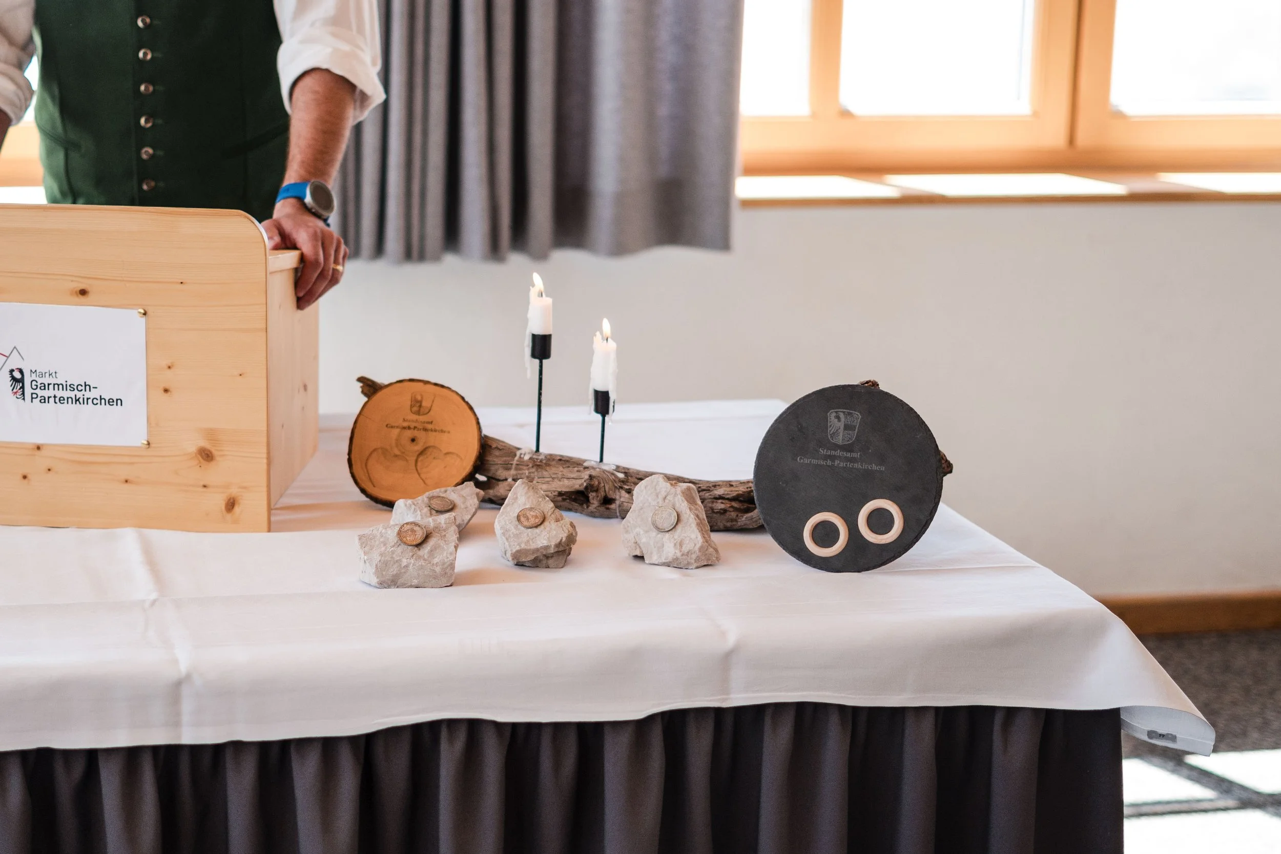 Brautpaar bei der standesamtlichen Trauung auf der Zugspitze