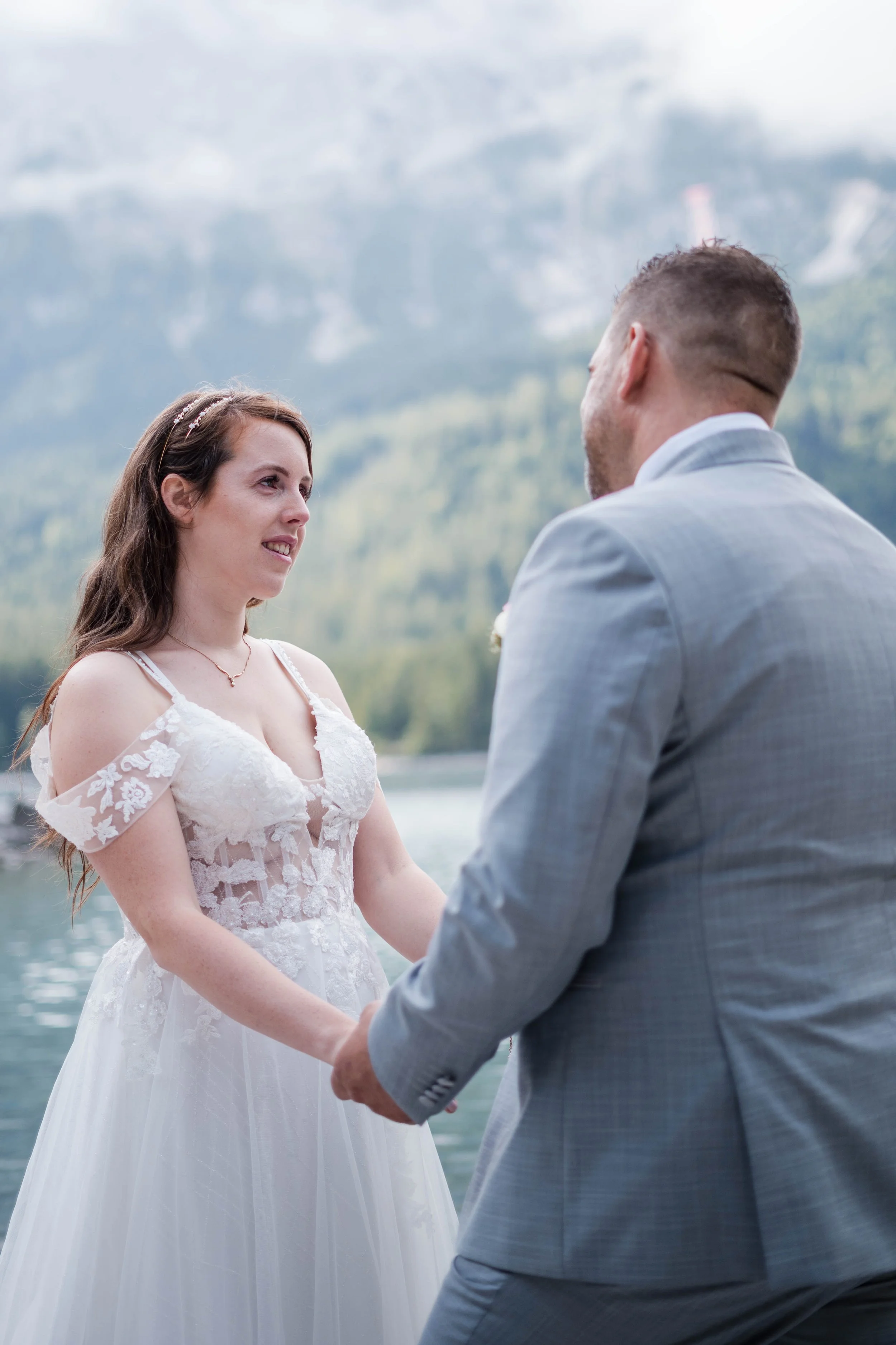 Brautpaar bei der freien Trauung am Eibsee mit Blick auf die Berge