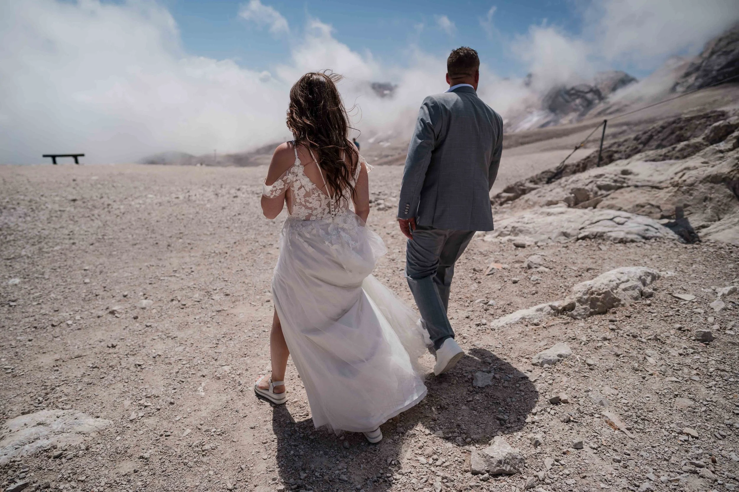 Brautpaar beim Paar-Shooting auf der Zugspitze mit Panoramablick