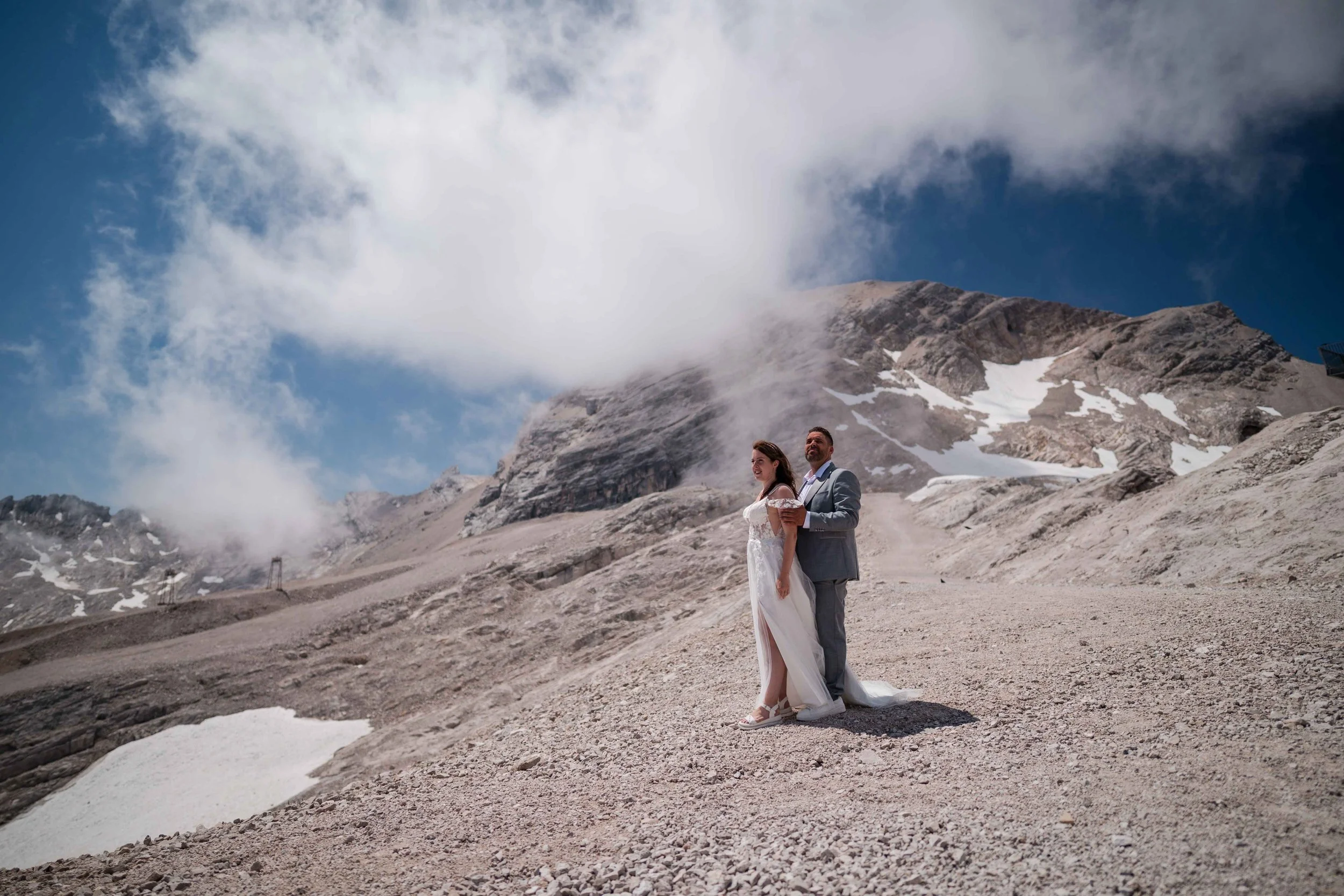 Brautpaar beim Paar-Shooting auf der Zugspitze mit Panoramablick