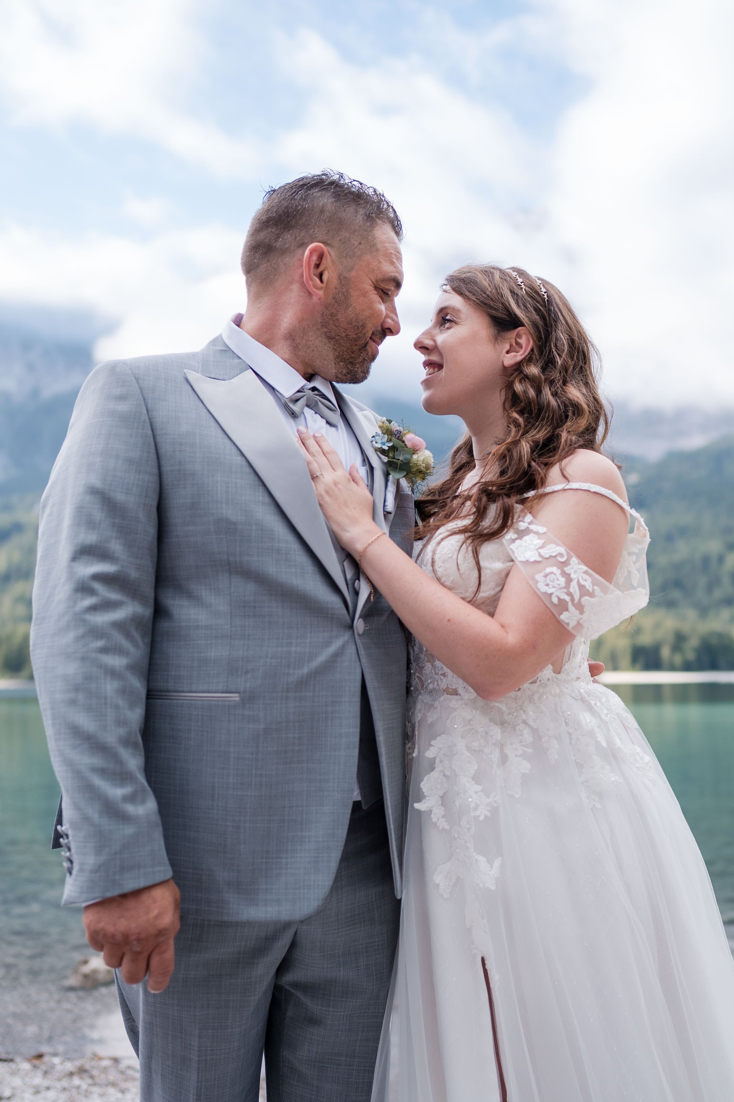 Brautpaar beim Paar-Shooting am Eibsee mit Bergkulisse