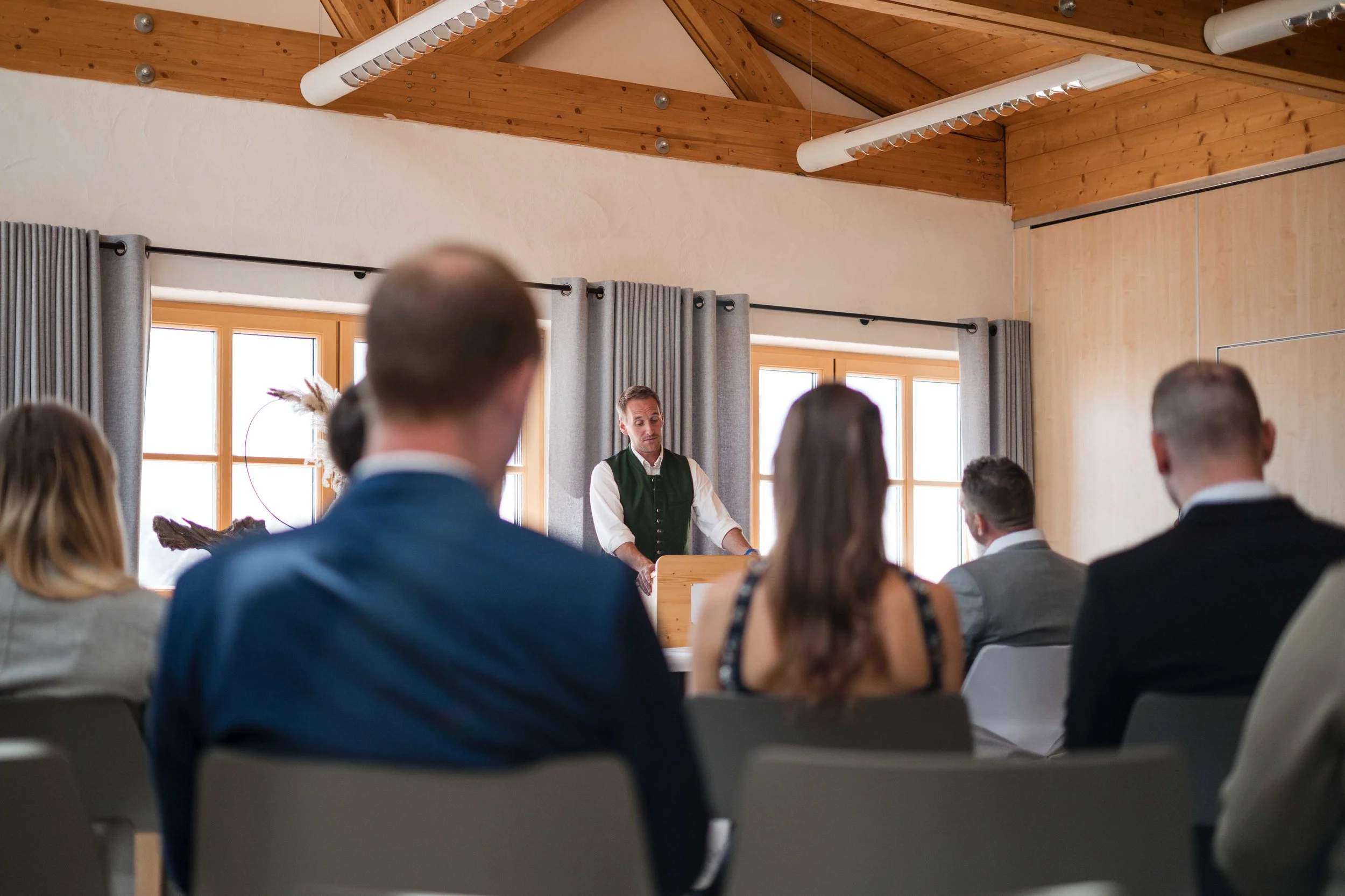 Brautpaar bei der standesamtlichen Trauung auf der Zugspitze