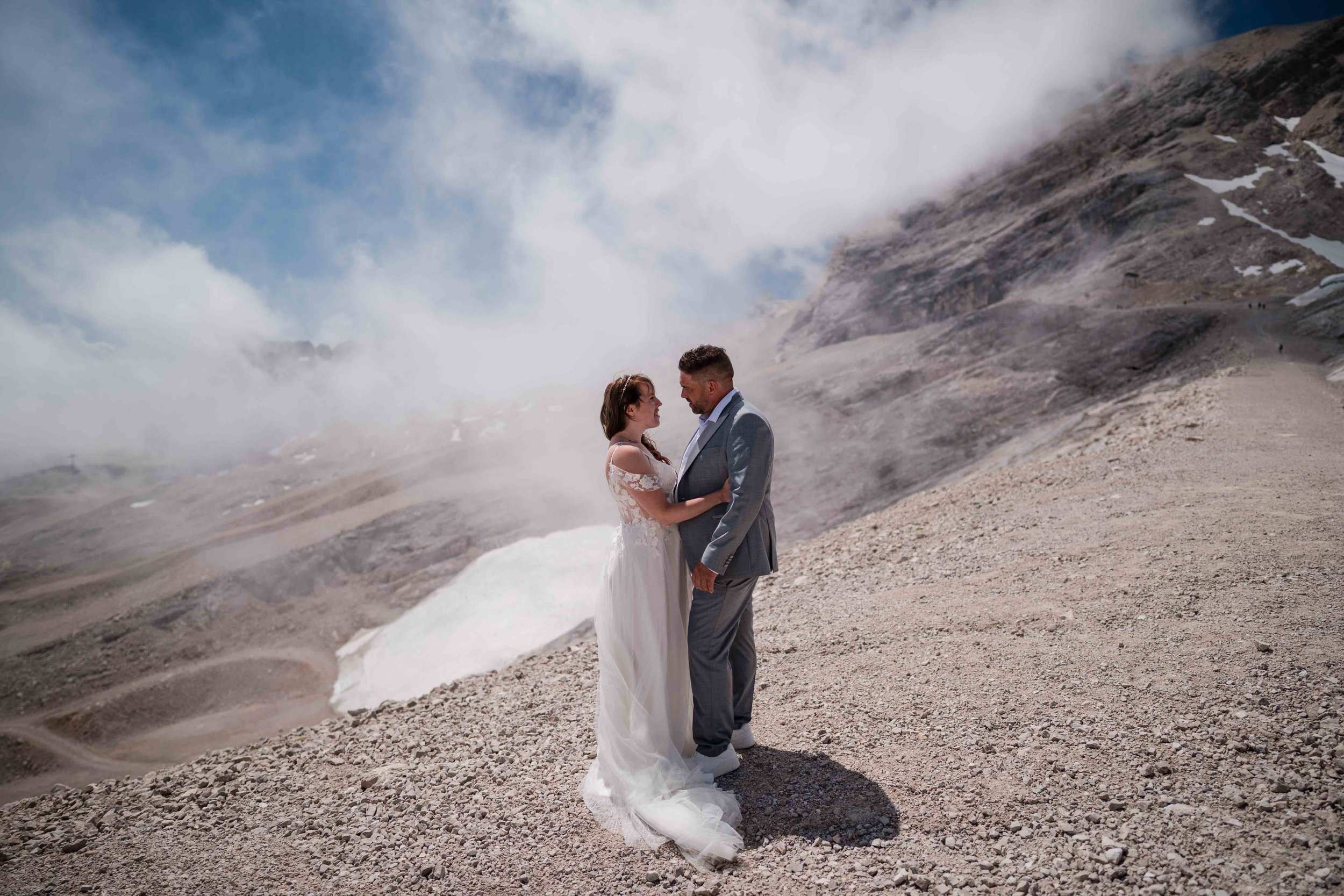 Brautpaar beim Paar-Shooting auf der Zugspitze mit Panoramablick