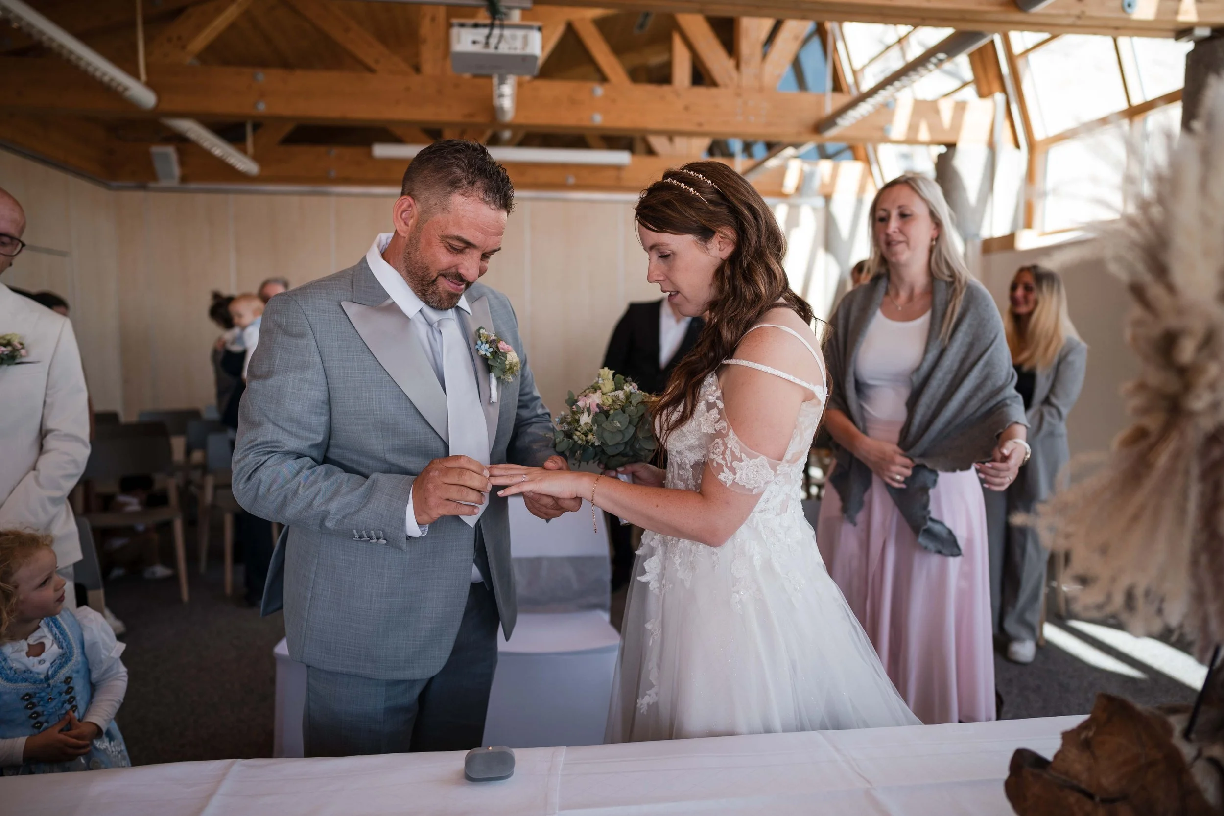 Brautpaar bei der standesamtlichen Trauung auf der Zugspitze