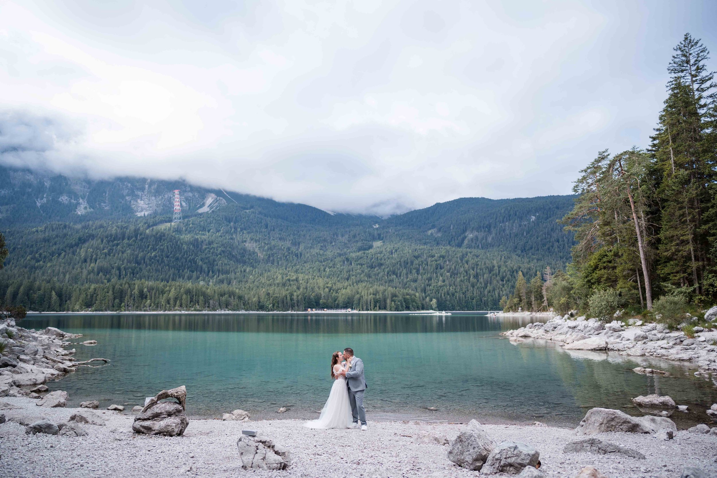 Brautpaar beim Paar-Shooting am Eibsee mit Bergkulisse