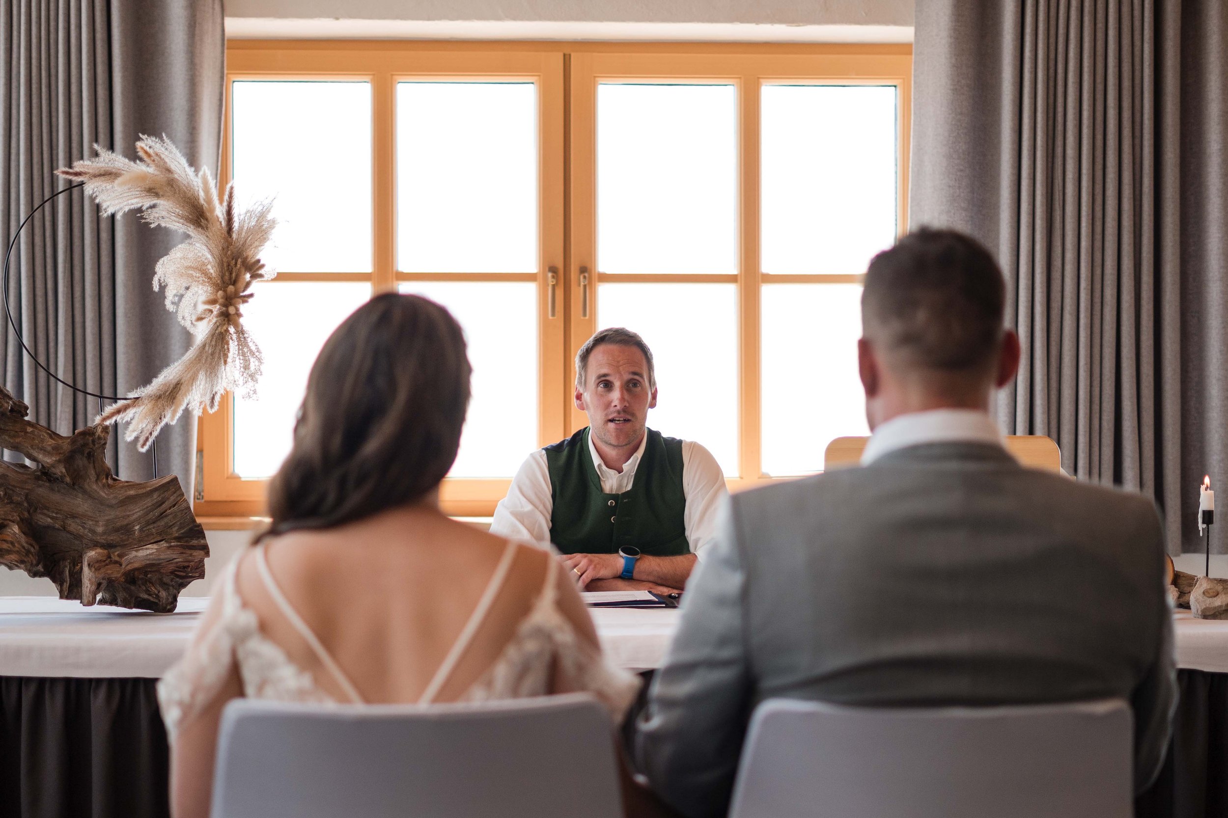 Brautpaar bei der standesamtlichen Trauung auf der Zugspitze