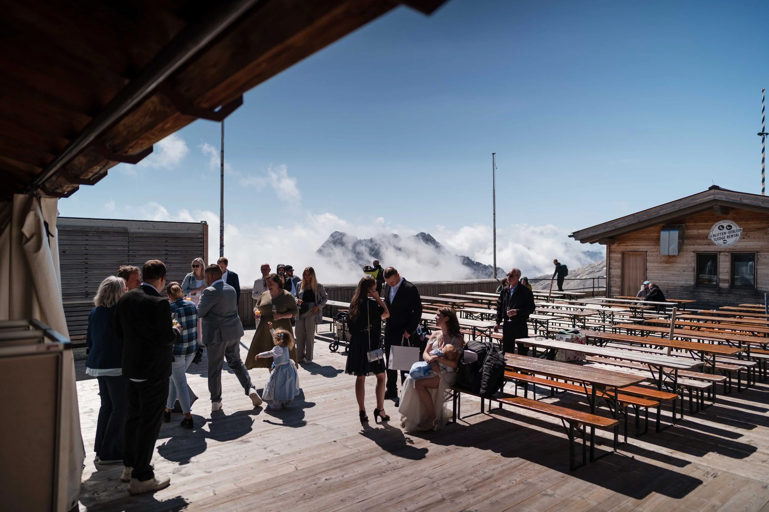 Brautpaar bei der standesamtlichen Trauung auf der Zugspitze