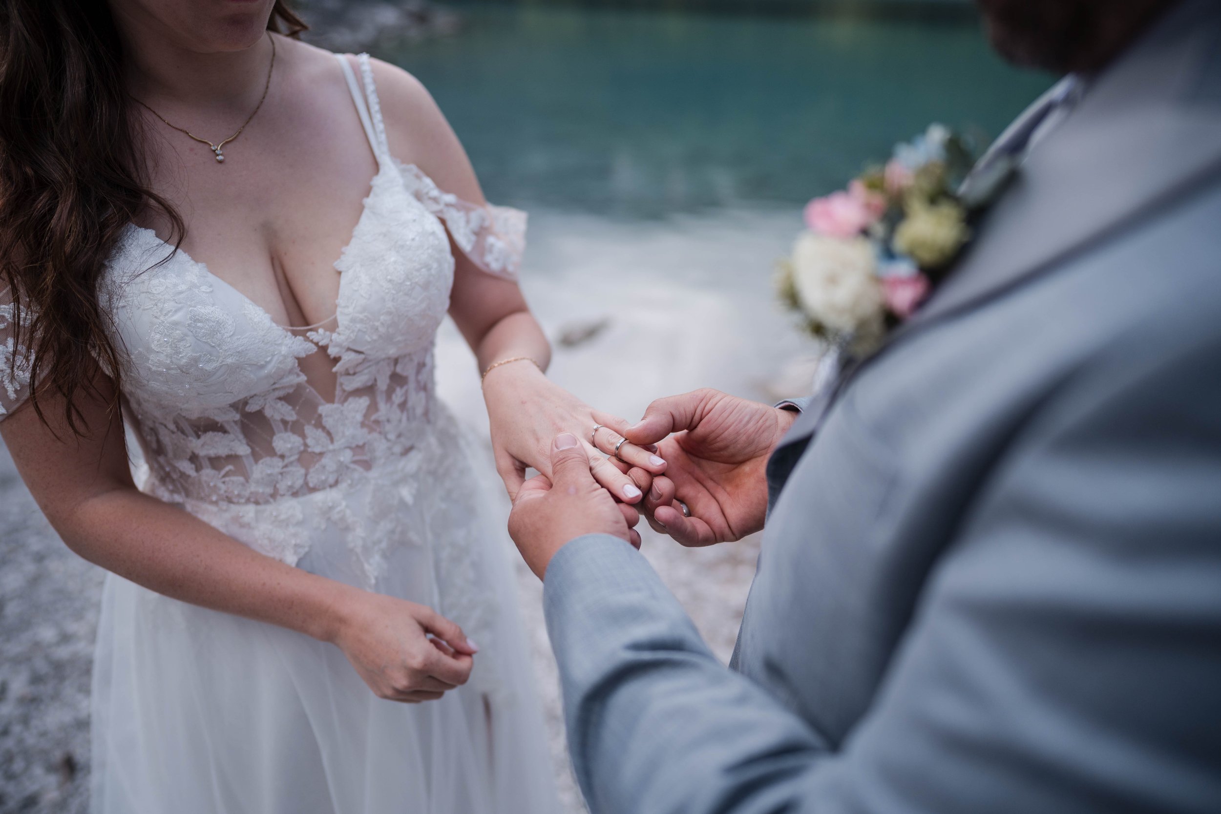 Brautpaar bei der freien Trauung am Eibsee mit Blick auf die Berge