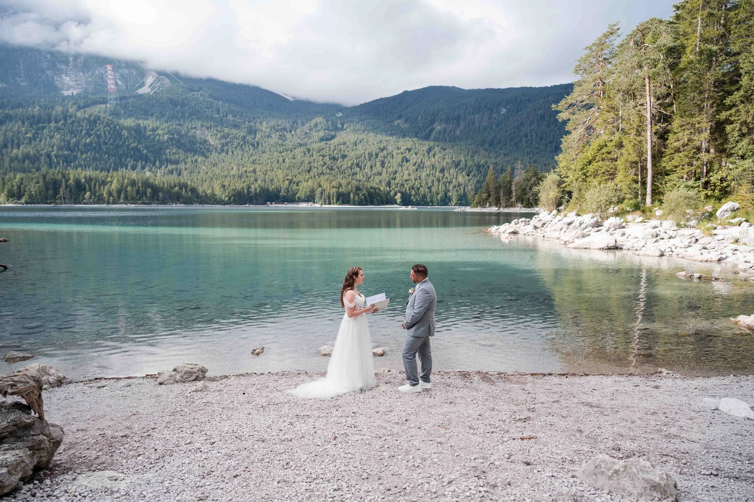 Brautpaar bei der freien Trauung am Eibsee mit Blick auf die Berge