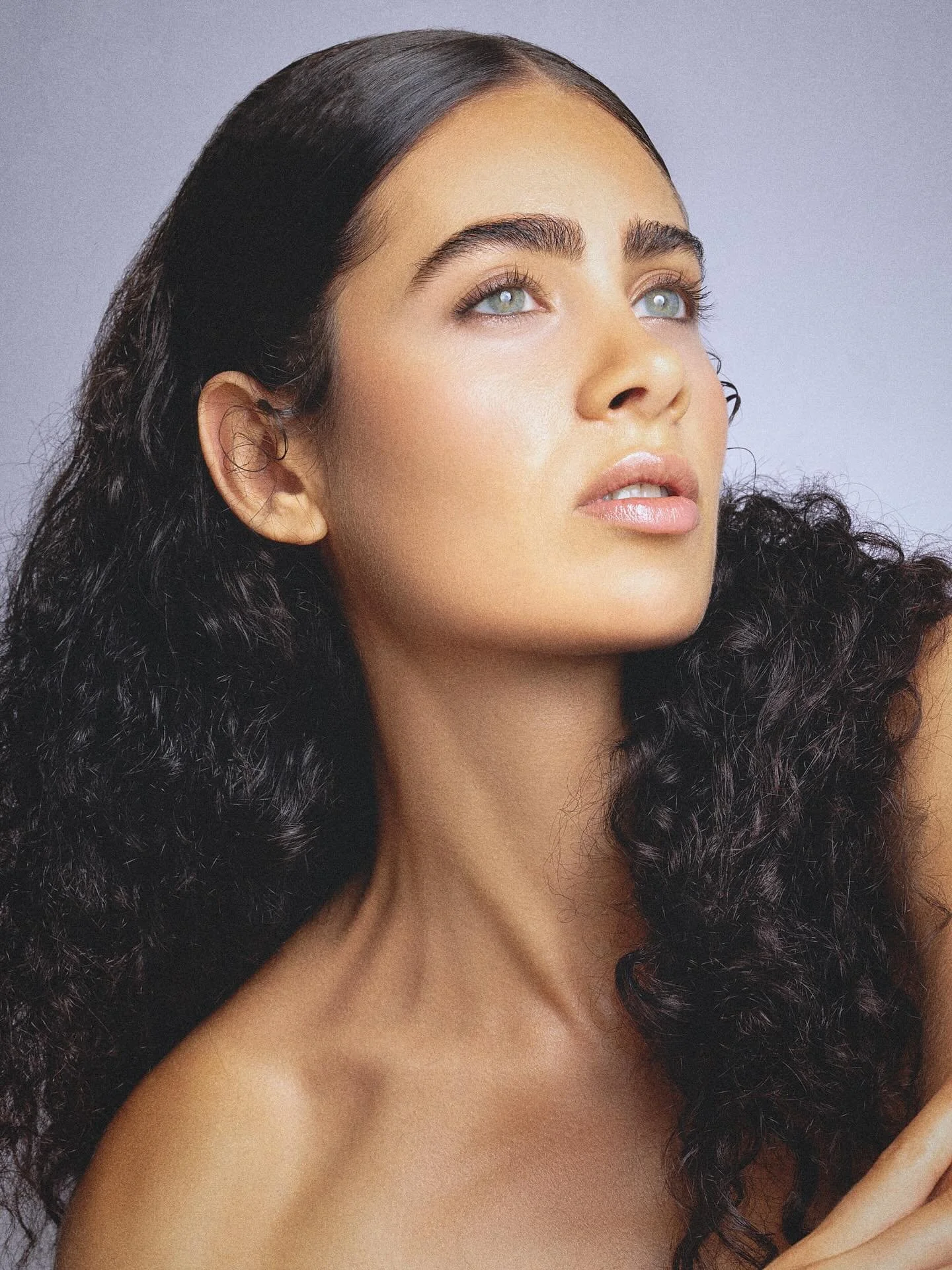 SORAYA🖤 @sorayayessica 
Photographer: @alexngy.photography 
MA: @freichylumodels 

Make-Up/Hair by me

#makeup #makeupartist #naturlamakeup #curlyhair #differenthairstyles #hairstylist #photography #shooting #beautyshooting