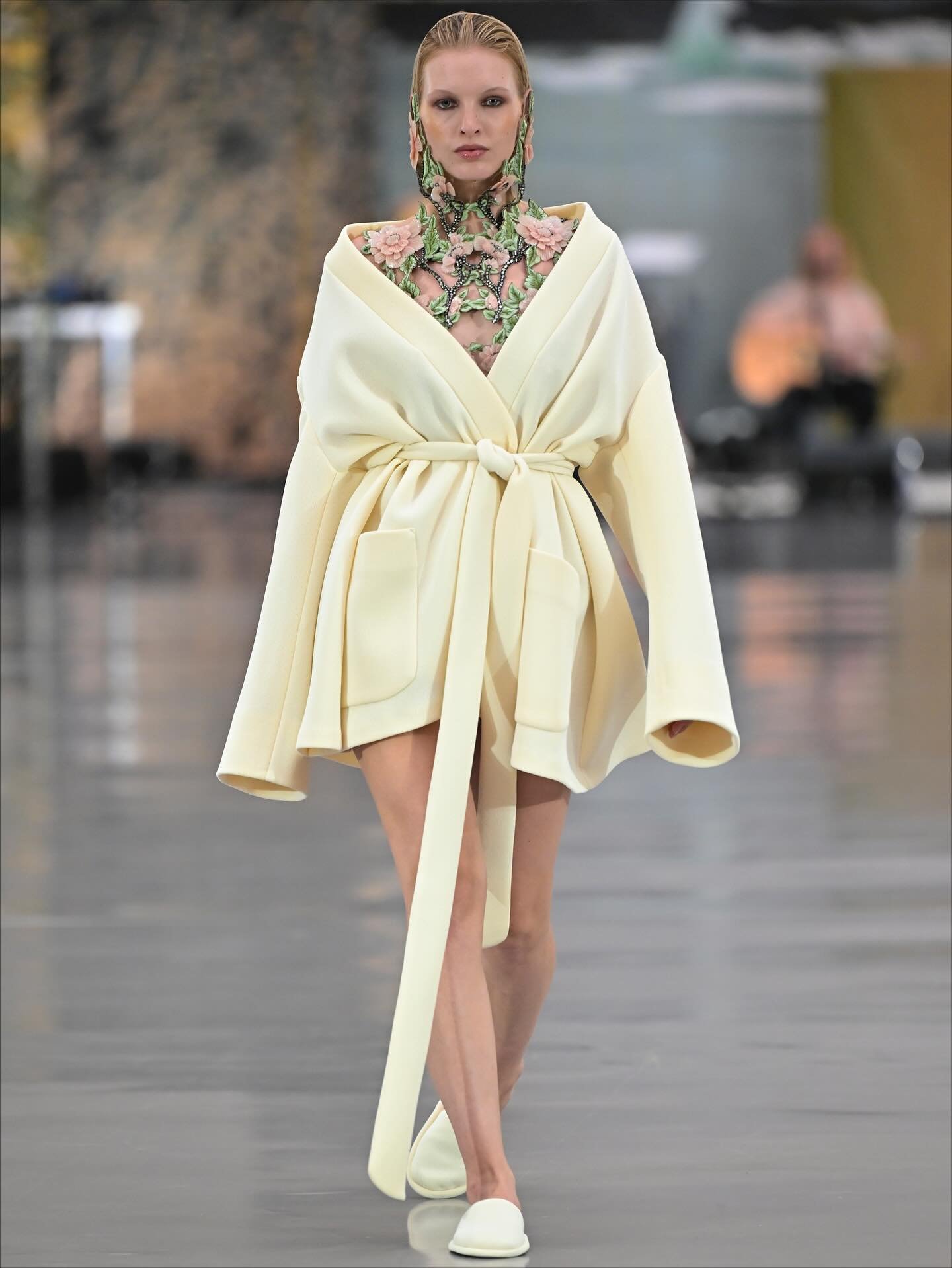 Some impressions from the @modesuisse fashionshow where I was able to do the makeup on some models, together with @kets_academy💄✨

Very grateful for this experience!

#fashion #fashionshow #modesuisse #makeup #makeupteam #makeupacademy #differentloo