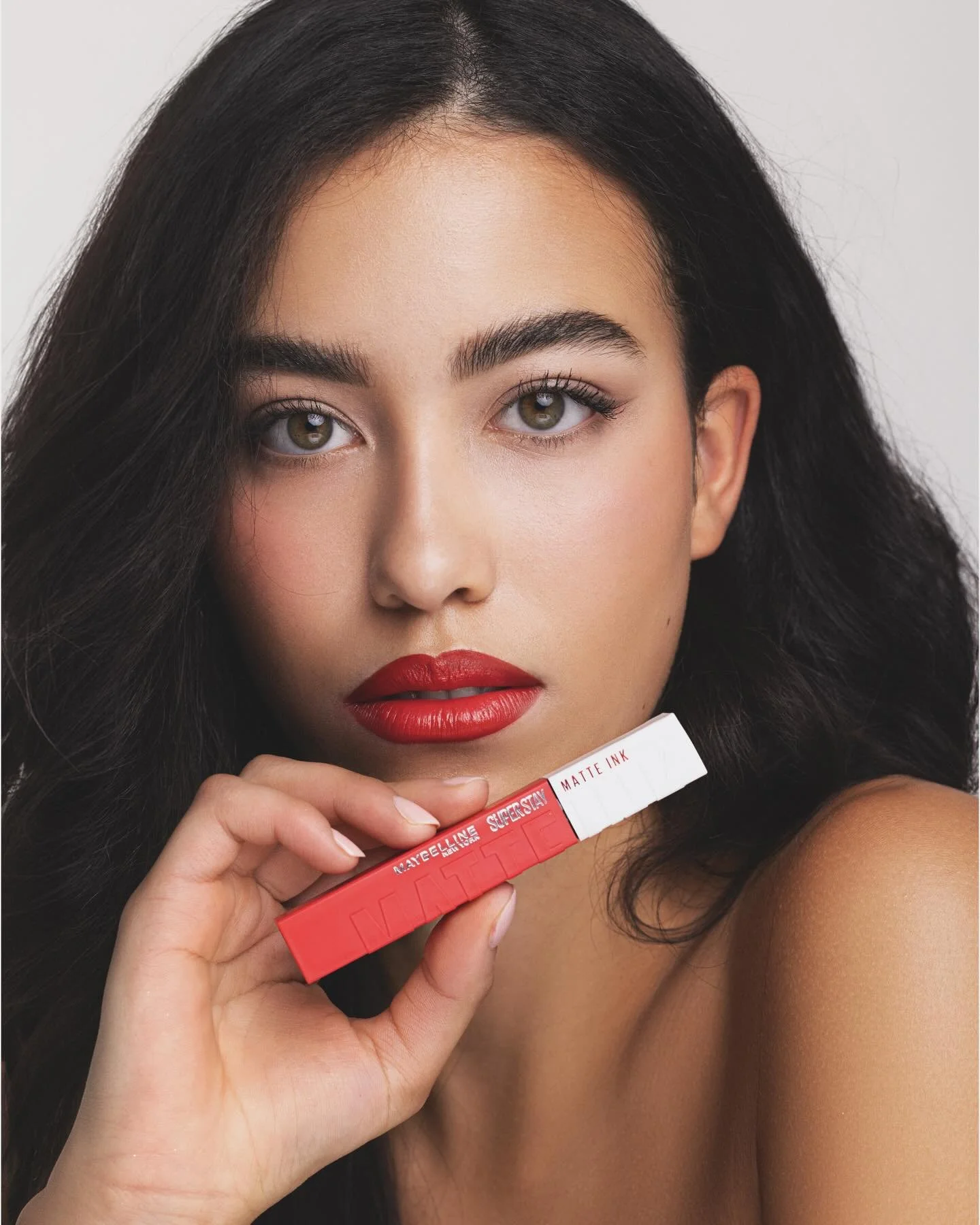 Some of my favourite pictures from the last shoot in 2025❤️💄✨

Photographer: @alexngy.photography 
Model: @letiziakistler_ 

Make-Up / Hair by me

#makeup #makeupartist #cleanmakeup #redlips #shooting