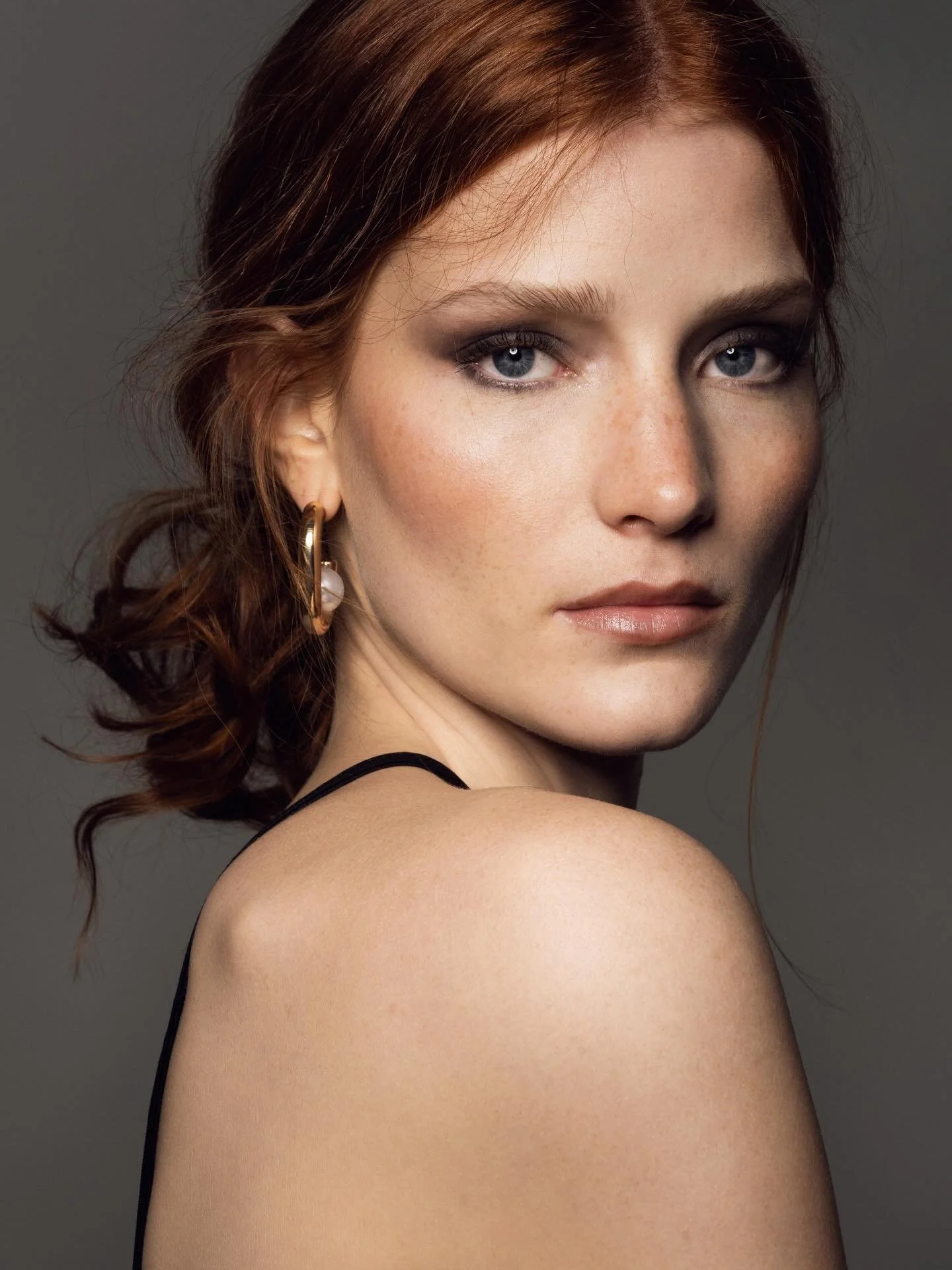 Smokey eyes never disappoint.🖤

Photographer: @ellinanderegg 
Model: @lindagaehwiler 

Make-Up / Hair by me

#makeup #smokeyeyes #hair #messybun #shooting