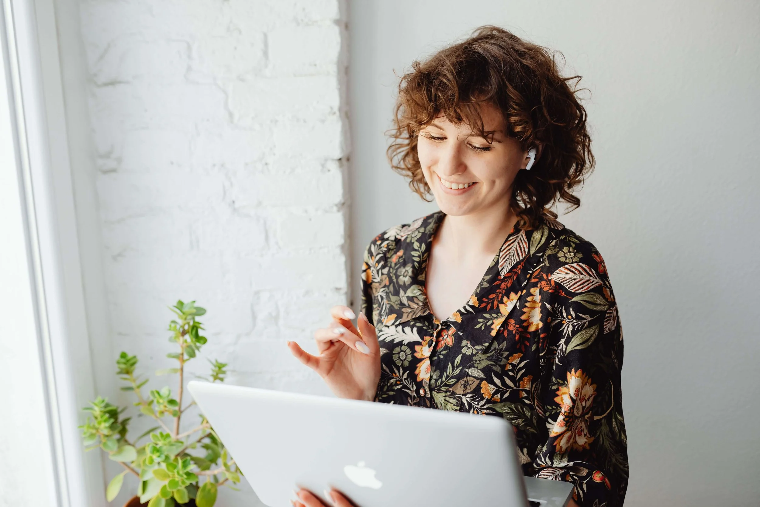 In-Person or Online Therapy? Pros and Cons of Each