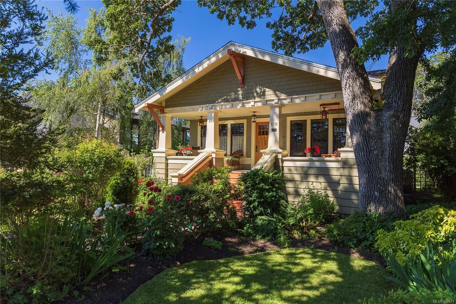 Monterey Ave, Oak Bay