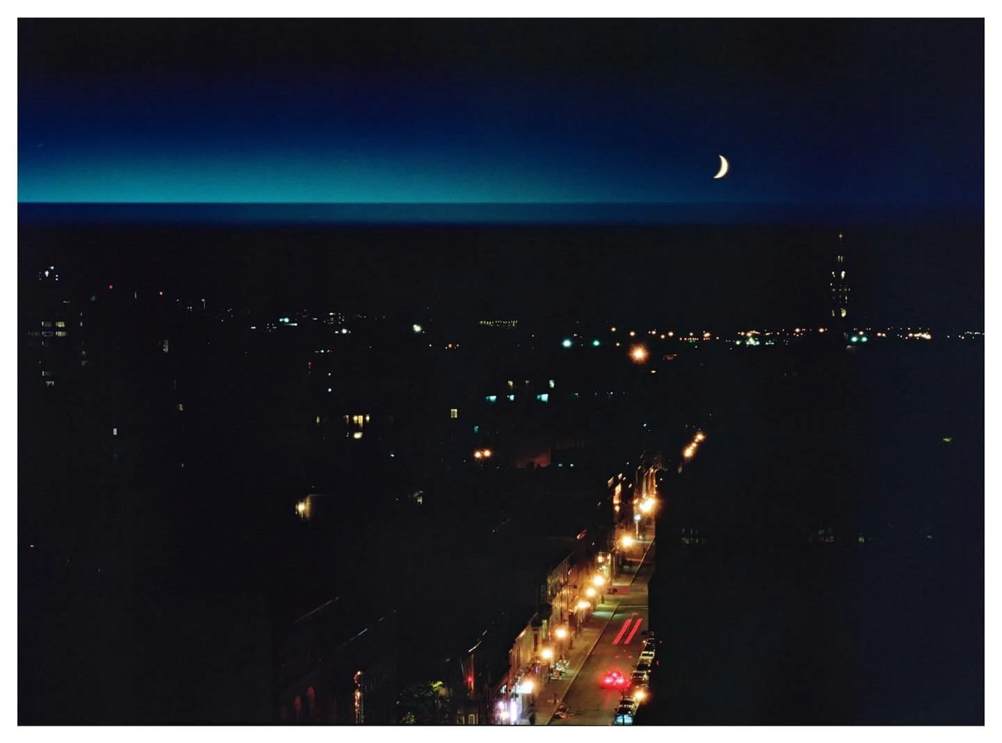 street photography with the #mamiya645
&bull;
 #portra800 #montrealstreetphotography #cinestillbwxx #grainisgood #shootfilmmagazine #staybrokeshootfilm