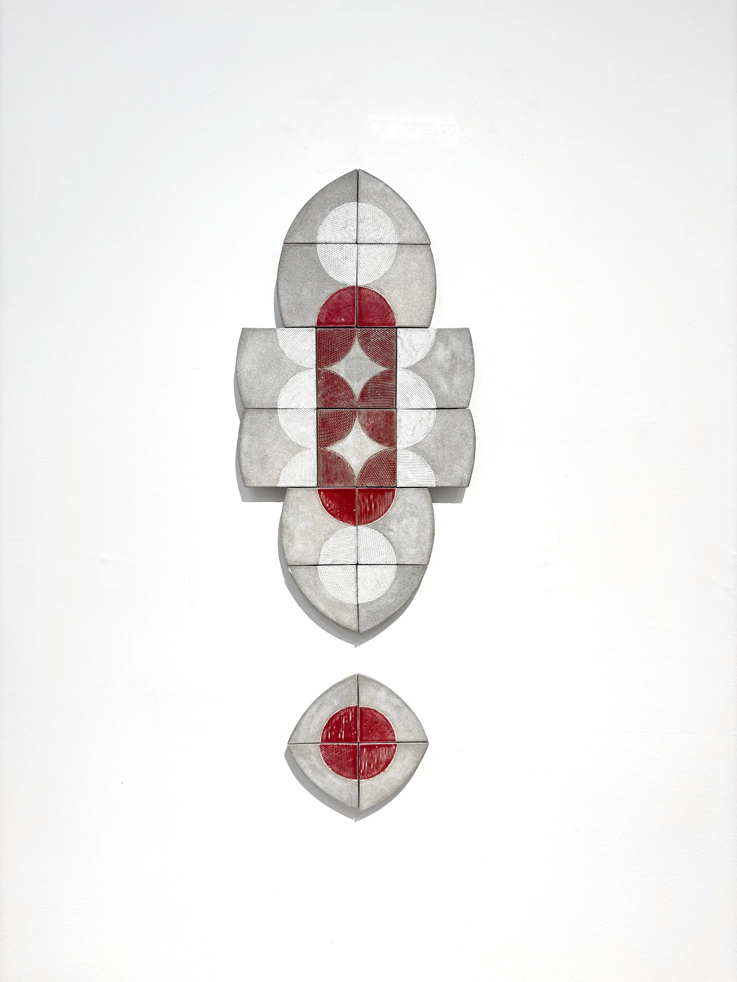 PORTAIL
____
Grès granite, sous-glaçure et glaçure, support en MDF peint.
28 cm x 74 cm (11’’ x 29’’)
