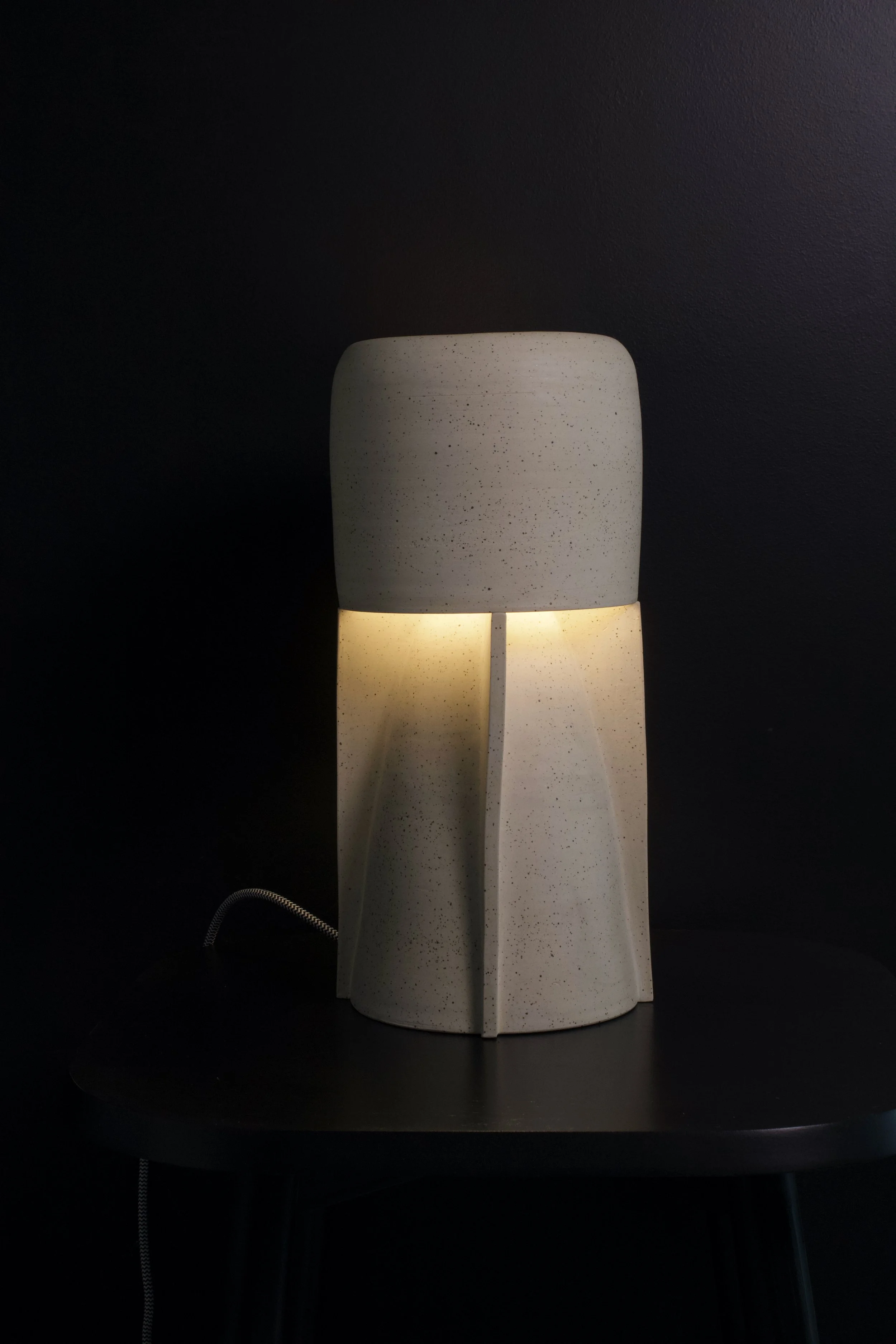 Elaine Fortin_lampe Polaris_Grès ivoire pyrité_allumée.jpeg