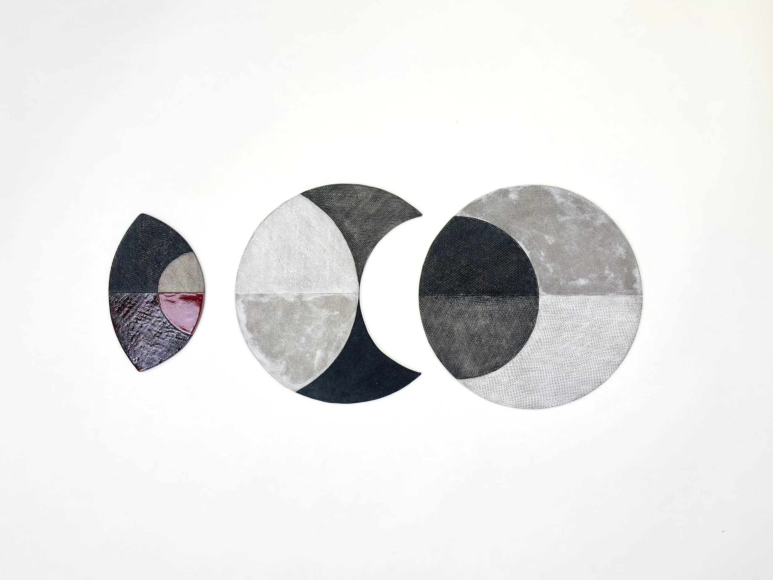 Cycle I____(triptyque)
Grès gris granite, sous-glaçure et glaçure.
64 cm x 28 cm (25’’ x 11’’)