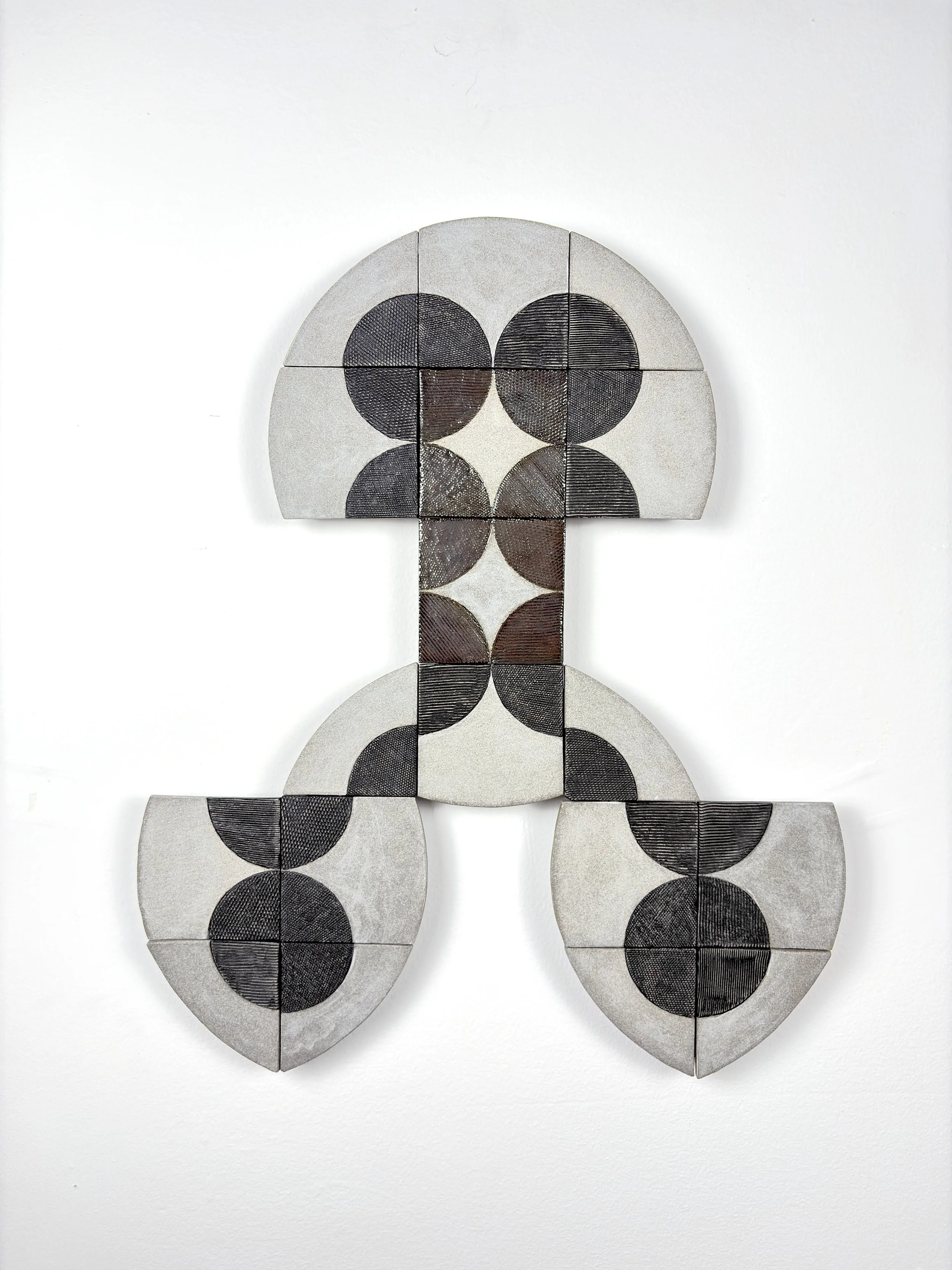 TALISMAN ____     
Grès granite, sous-glaçure et glaçure, support en MDF peint.
43 cm x 53 cm (17’’ x 21’’)
