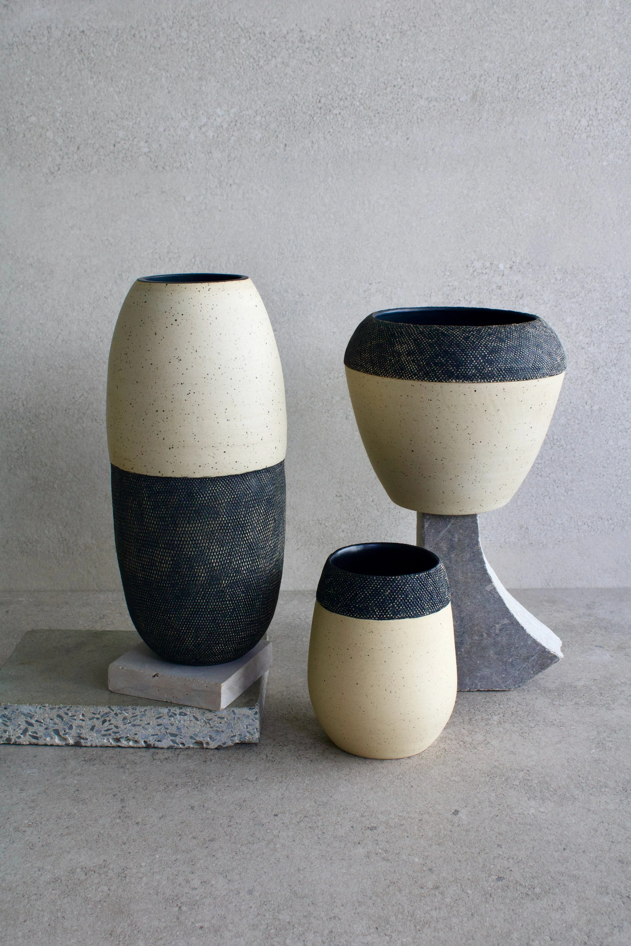 Elaine Fortin_vases Grip_ivoire pyrité - glaçure noire.jpeg