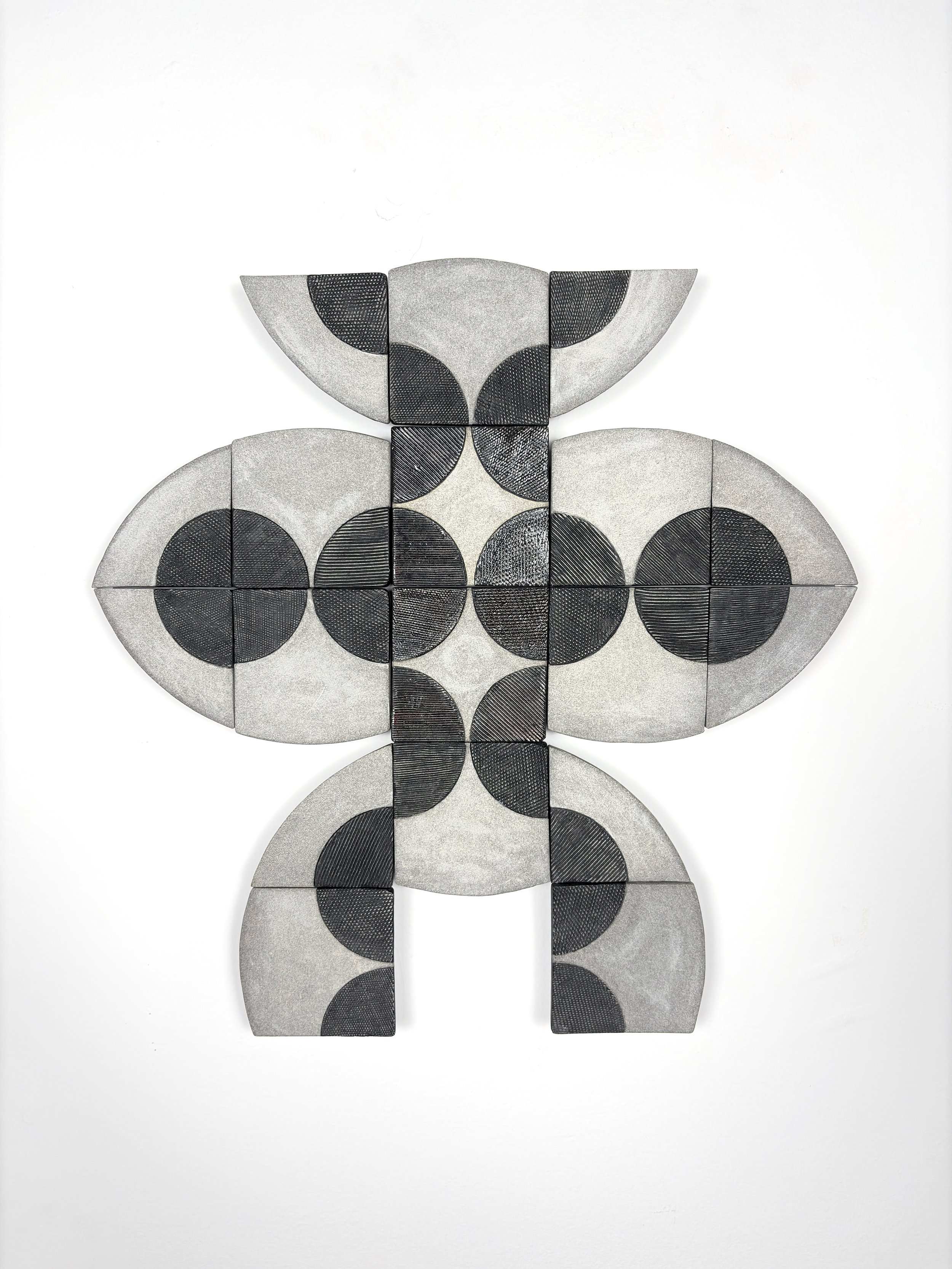 FIGURE 
____
Grès granite, sous-glaçure et glaçure, support en MDF peint.
46 cm x 46 cm (18’’ x 18’’)