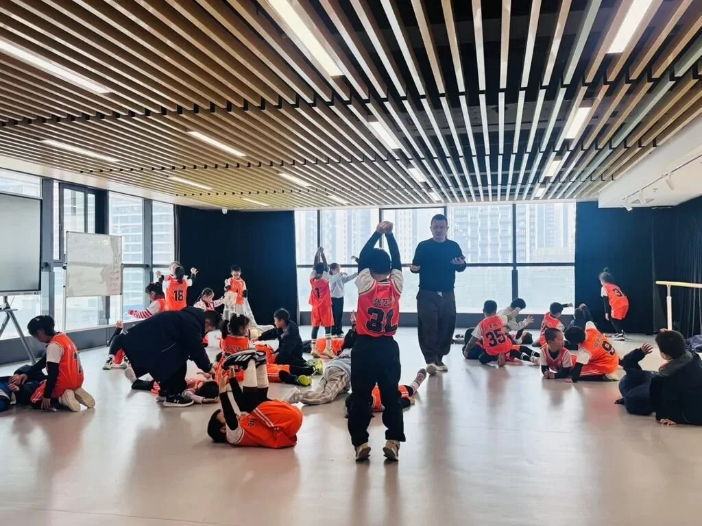 戏剧课堂观察：一年级戏剧课只能“乱哄哄”？缪老师用一节课治好了我的“控场焦虑”