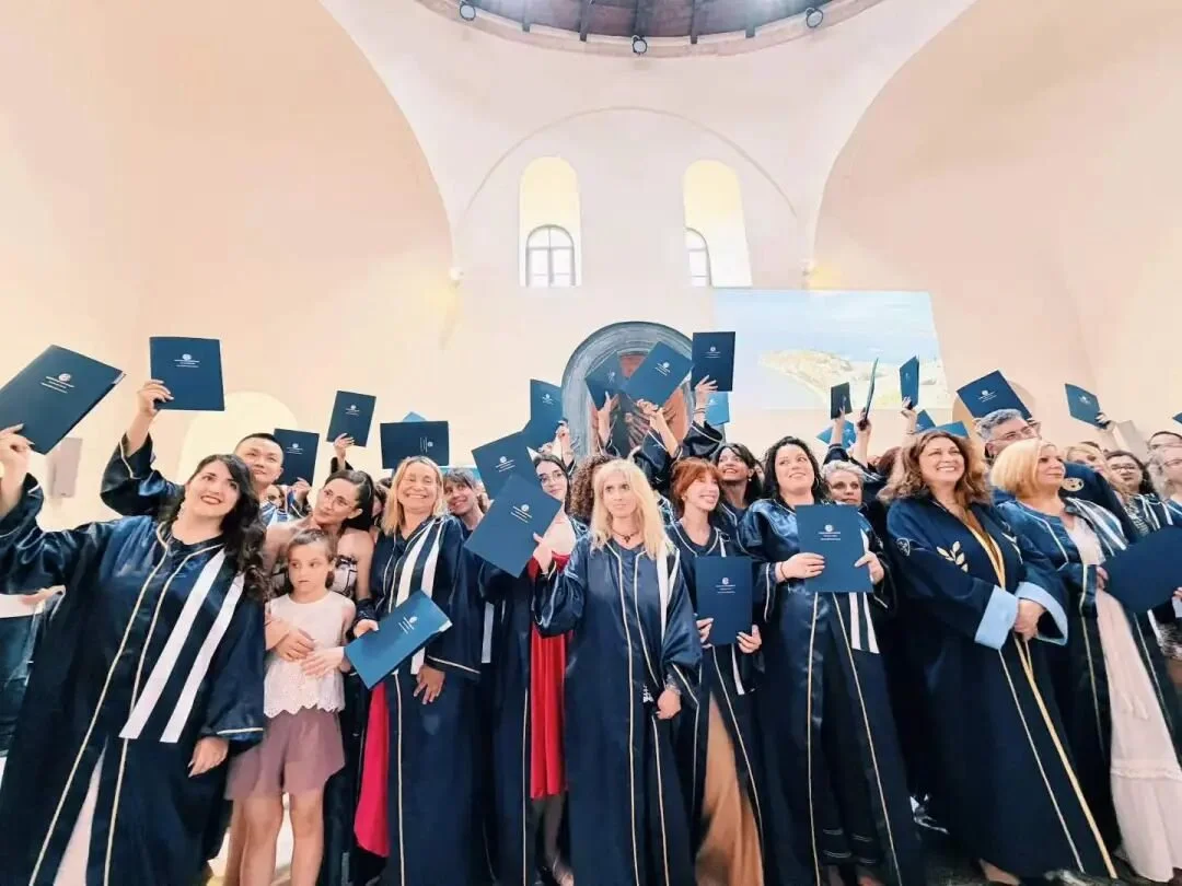 为什么在希腊毕业没有学位帽，还穿同款学位服？Why Do Greek University Graduates Lack Graduation Caps and Wear Identical Academic Gowns?