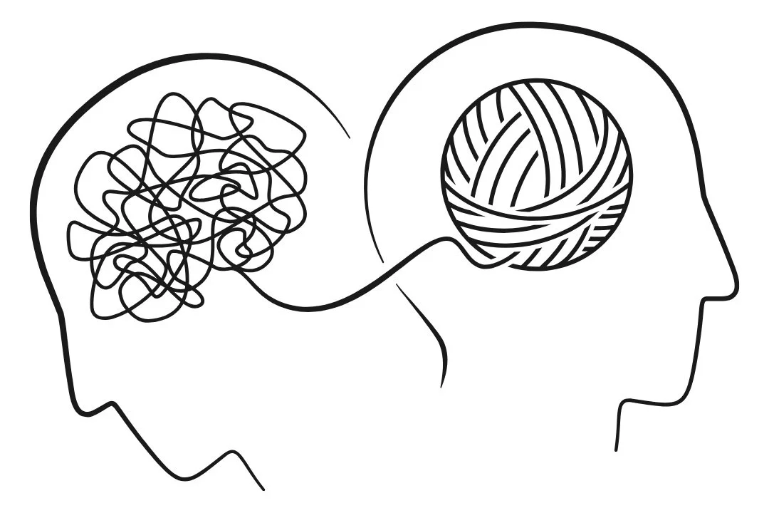 Disegno stilizzato di due profili di teste umane collegati da una linea, con una testa che rappresenta un cervello disordinato e l'altra con un gomitolo di filo, simbolizzando il pensiero complesso o la comunicazione tra le menti.