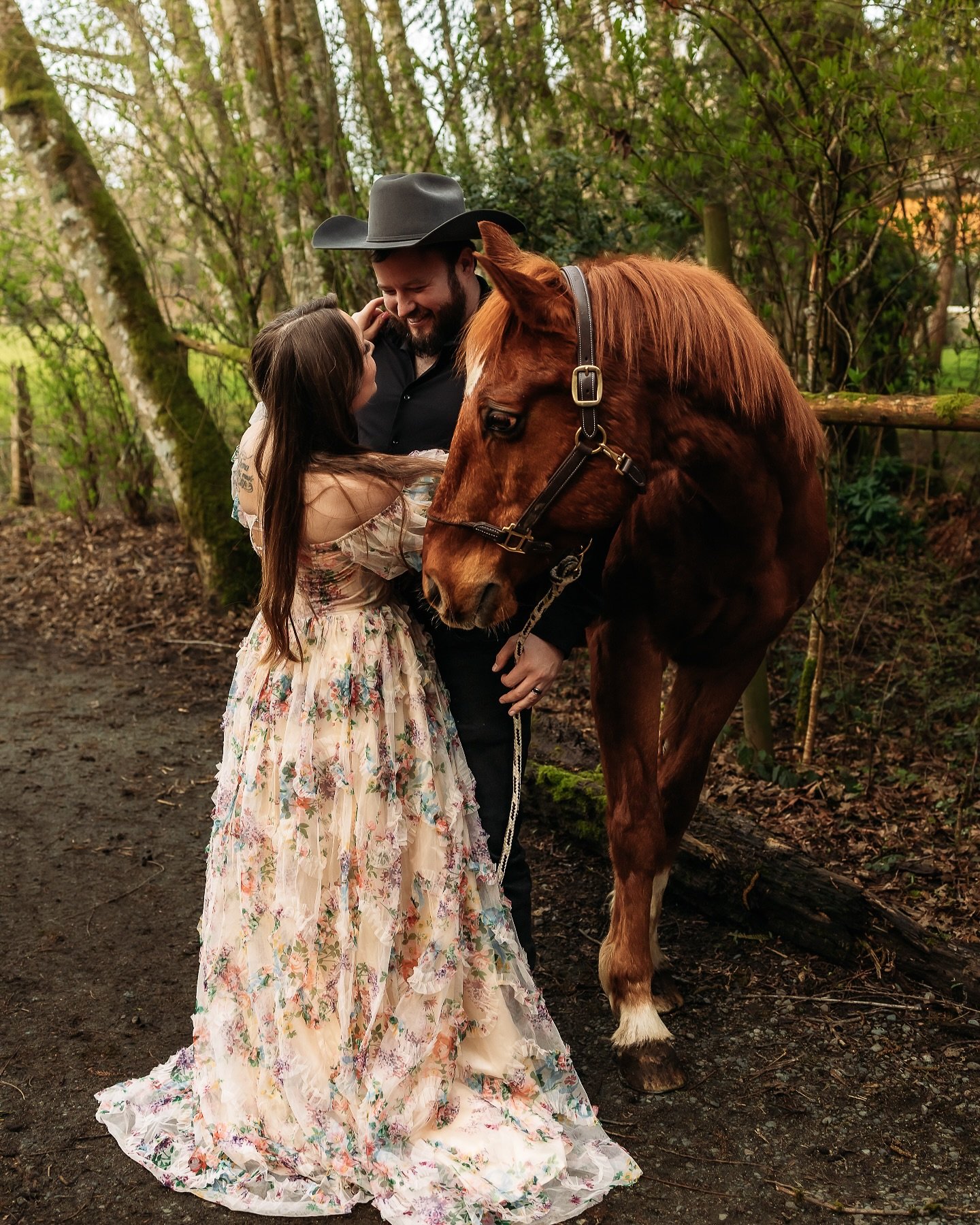 Just have to share another shot from this dreamy creative session ✨ horses, pretty dresses, and our lush west coast forests, really can&rsquo;t get better than that 💕 🌲 🐴 

#yyj #yyjphotographer #yyjphotography #victoria #victoriabc #victoriabcpho