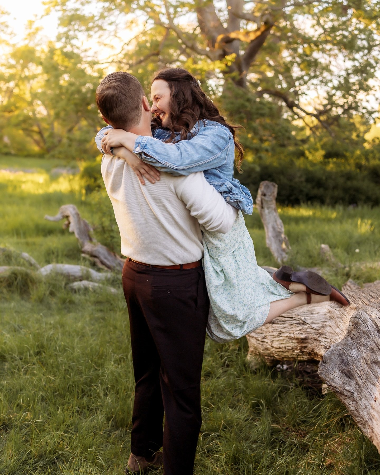 Sometimes you have an idea during a session, and it doesn&rsquo;t go according to plan&hellip;. But at least you get some genuine smiles and laughs out of it that perfectly capture the moment ✨ 

#yyj #yyjphotographer #yyjphotography #yyjweddingphoto