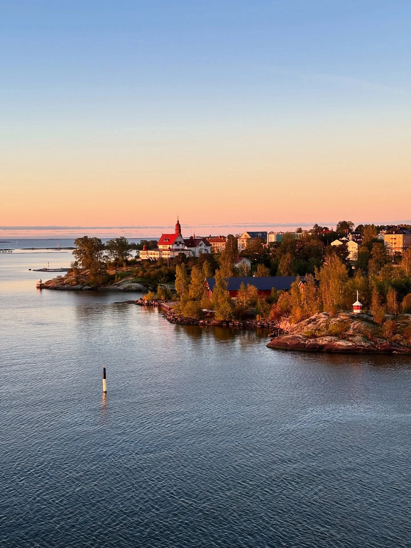 📍HELSINKI, FINLAND 🇫🇮

Our first trip to Finland and what a beautiful introduction! Staying in Katajanokka meant mornings began with peaceful runs along the waterfront and around the local parks, surrounded by sea views and pastel buildings.

We s