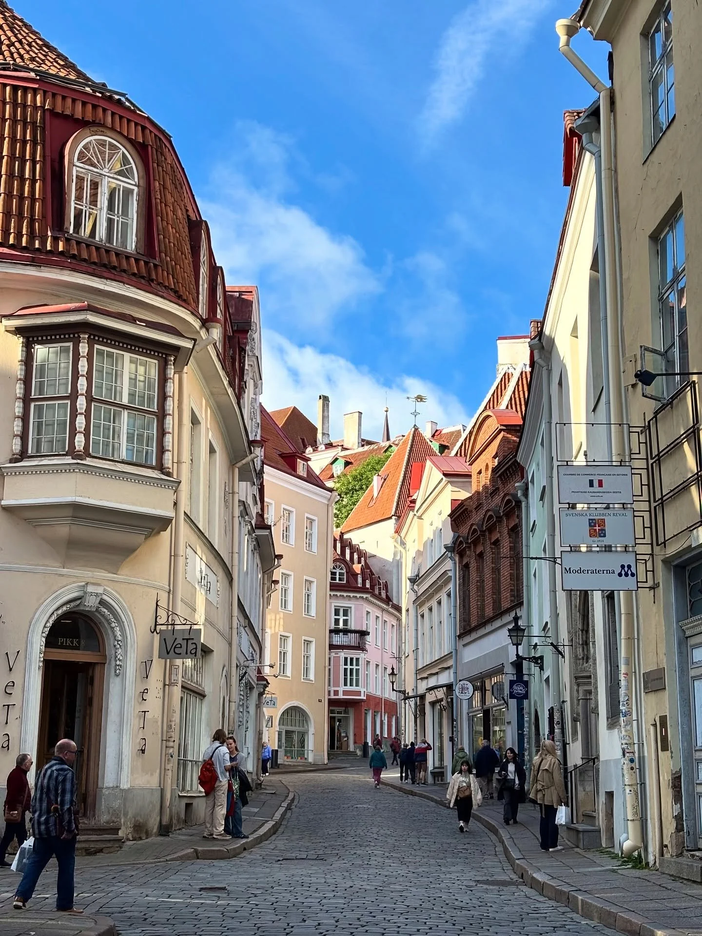 📍TALLINN, ESTONIA 🇪🇪

A spontaneous day trip across the Baltic Sea from Helsinki. Just a two-hour ferry and you&rsquo;re stepping back in time, wandering cobblestone streets, colourful medieval buildings, and charming squares straight out of a fai