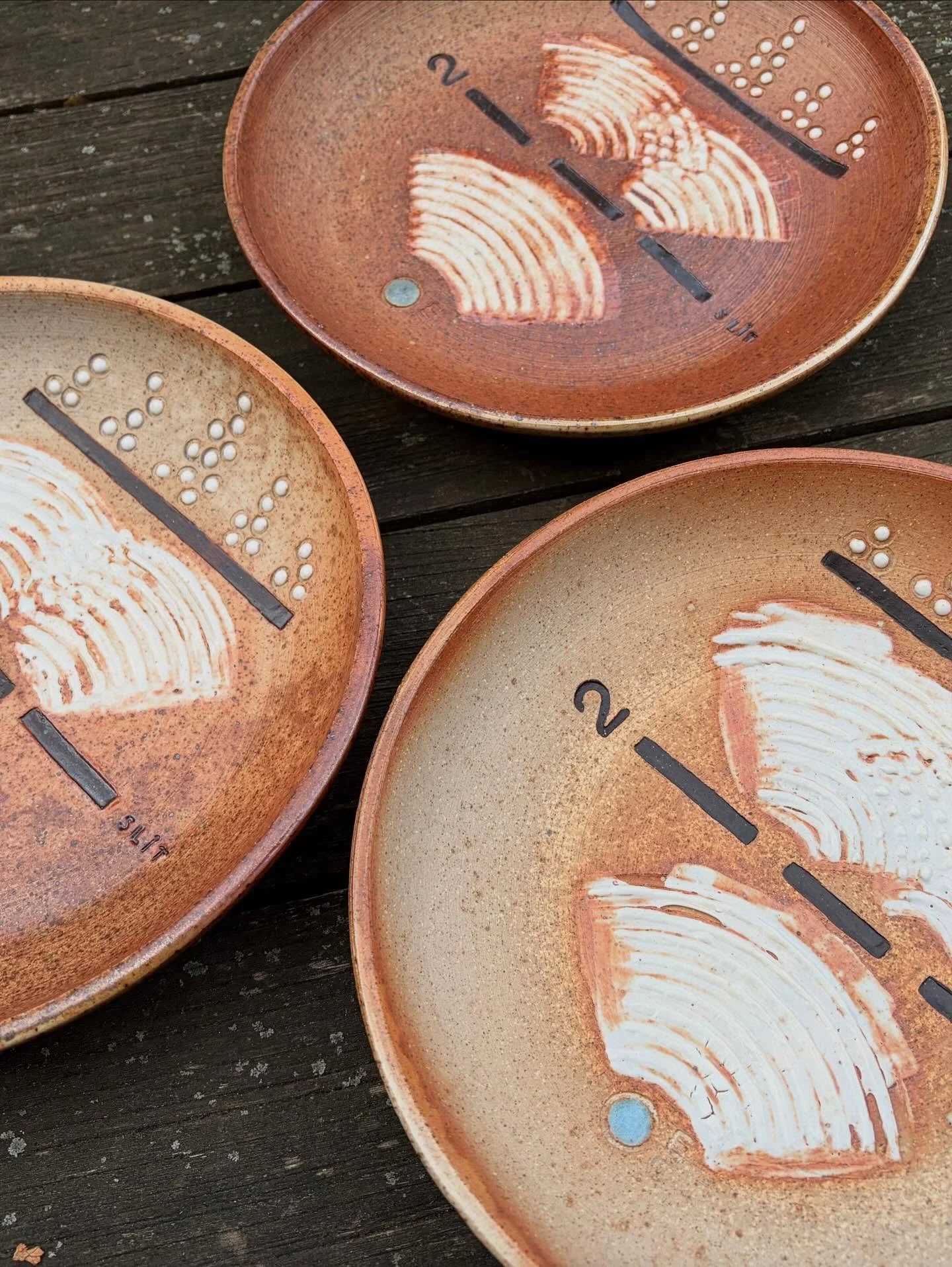 amO&rsquo; : pass 1 photon through a slit and you will see an interference pattern as though the photon travels through both slits simultaneously&mdash;fun!