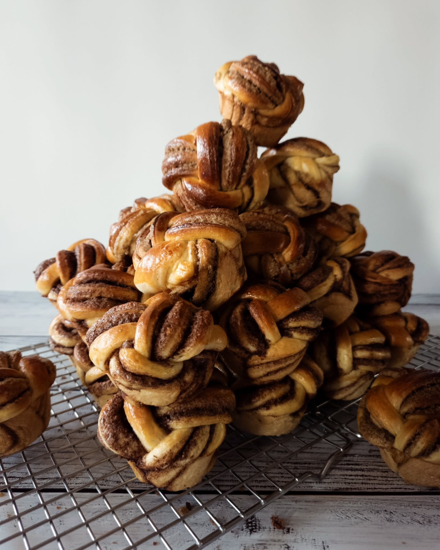 What can you do with bunch of cinnamon buns if not eat them? 😁 I was testing storing the dough in the freezer in order to save time later. I made 3 dough, meaning 36 cinnamon buns within 6 hours which was surprising to me. The dough didn't need too 