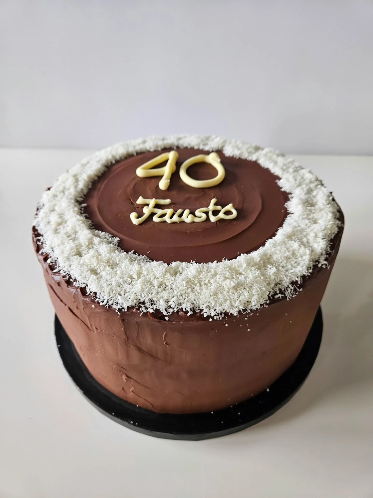 Another birthday cake (22cm) with chocolate sponge biscuit, cream filling with a light coconut flavor and dark chocolate ganache from the outside. I used white chocolate for the writing and of course added more coconut on top 😋 the filling was based