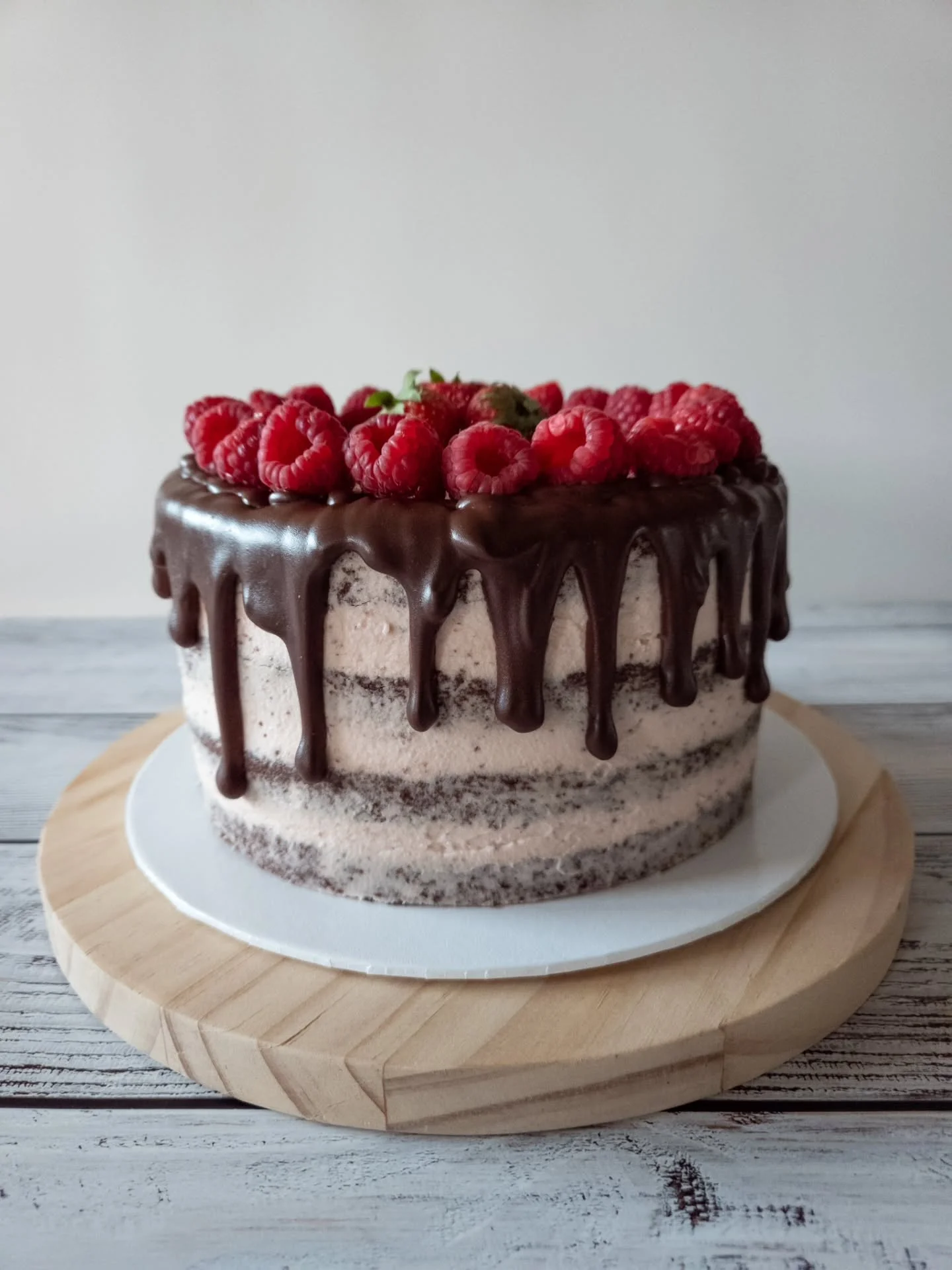 Another seminaked choco drip cake, this time for my mom's birthday. Contains chocolate sponge, strawberries and strawberry-mascarpone cream. So good 😋🤩

I was thinking about adding her name or age on top but it didn't feel right for this kind of ca